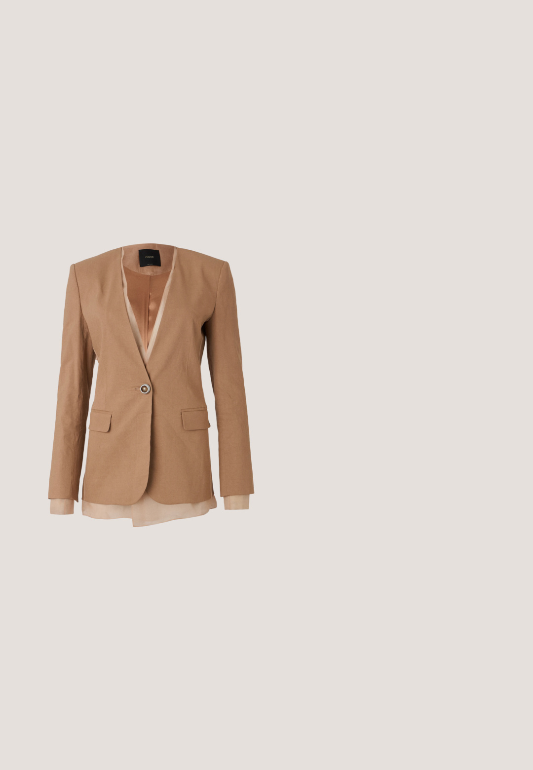 Veste cintrée marron avec un décolleté en V profond, deux poches avant et une fermeture à un seul bouton. La couche intérieure est en satin et de couleur plus claire.; Haut beige sans manches à col montant en maille avec texture côtelée diagonale formant un motif chevron, étiquette Calvin Klein à l'intérieur du col.; Halston KARTER WEDDING PANT - Pantalon classique - chalk; Mocassin en cuir beige avec détail à glands, coutures de style mocassin et petit talon en bois, présenté en profil latéral sur fond blanc.; Sac fourre-tout blanc avec des anses longues et fines. Fabriqué en matériau lisse, présentant un design minimaliste et des détails de coutures discrètes.; Bague de couleur or avec une finition lisse et polie. Présente un dessus plat en forme de diamant et un anneau arrondi, marqué "925" à l'intérieur.