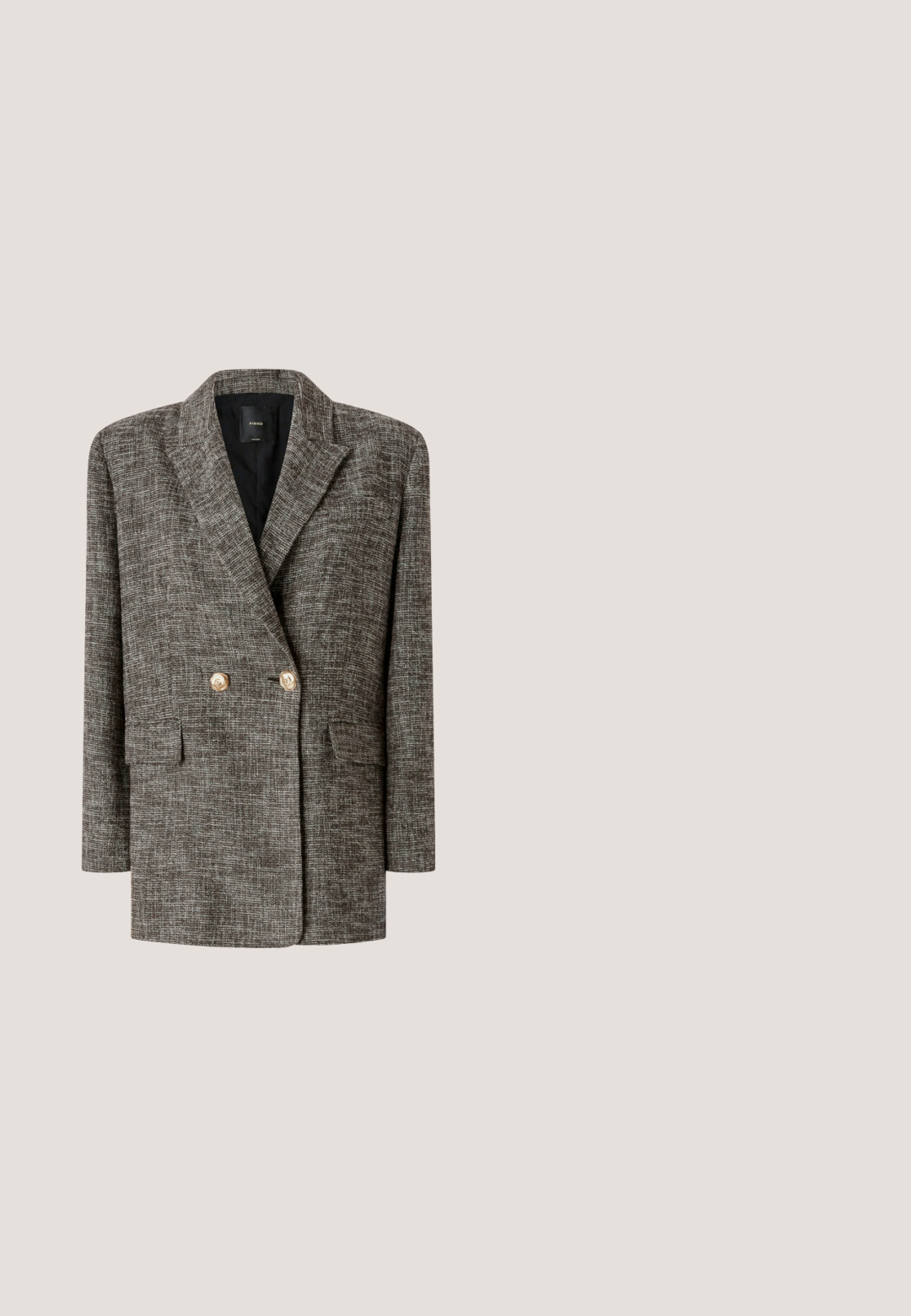 Blazer de doble botonadura en tela texturizada gris oscuro con botones dorados y dos bolsillos frontales, que presenta un solapa clásica y un ajuste relajado.; Suéter beige de manga corta con escote en V, hecho de un material de punto suave, con un diseño de cuello y un corte relajado.; Pantalones marrones de pierna recta con trabillas para el cinturón y pliegues frontales, mostrados sobre un fondo blanco.; Botín de cuero marrón oscuro con punta puntiaguda, tacón alto y delgado, y una correa decorativa con hebilla dorada alrededor del tobillo.; Carlheim ESTELLE - Bolso de mano - brown; Colgante con una piedra marrón oscuro en forma de lágrima y una barra vertical de oro incrustada con pequeñas piedras transparentes sobre un fondo blanco.