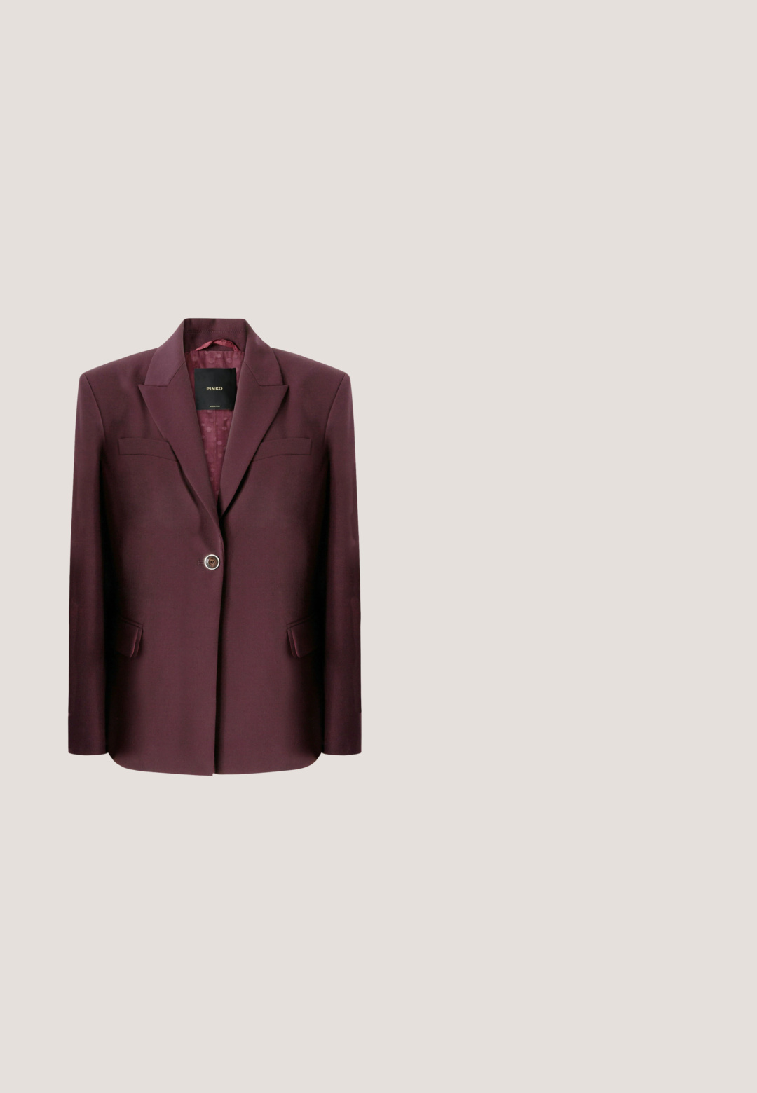 Blazer bordeaux foncé à un bouton avec revers crantés et poches avant à rabat, présenté sur fond blanc.; Chemise rouge satin à manches longues avec col monté, ornée d'accents de col plissé rose et de poignets à boutons. Texture lisse et coupe décontractée.; Pantalon taille haute à jambes larges en violet foncé avec un motif jacquard floral subtil et un détail de couture à l’avant.; Pompe bordeaux à talon haut avec une finition brillante, bout pointu, sangle de cheville avec une boucle dorée et un talon stiletto mince.; Petit sac à main rectangulaire en cuir bordeaux avec poignée supérieure, fermeture éclair dorée et logo Furla sur le devant, sur fond blanc.; Collier en pierre rouge avec de petites perles rondes et un fermoir en or. Les perles sont brillantes avec un motif régulier, légères et flexibles dans leur design.