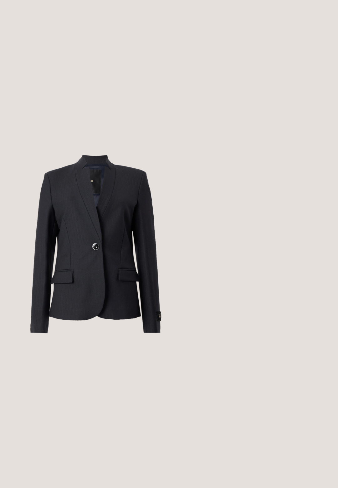 Sort skræddersyet blazer med lange ærmer, lukkes med en enkelt knap, notch-krave og to forlommer med klap, vist mod en ensfarvet baggrund.; Elfenbenfarvet bluse med en bundet sløjfe krave, lange puffede ærmer og knappelukning foran. Blødt, glat stof med en let glans.; Grå teksturerede bukser har en knaplukning, lynlås og stofbæltestropper, med en hvid indvendig foring og markante stikninger.; Sorte læder højhælede sko med spids tå og en slank, buet hæl. Har en glat tekstur og et minimalistisk design.; Sort læder tote taske med dobbelte håndtag, guld hardware og hvid syning; inkluderer et dekorativt bogstavs-tag og struktureret form.; Sort læderbælte med spænde i guldfarve, med et elegant design og glat tekstur, velegnet til forskellige outfits.