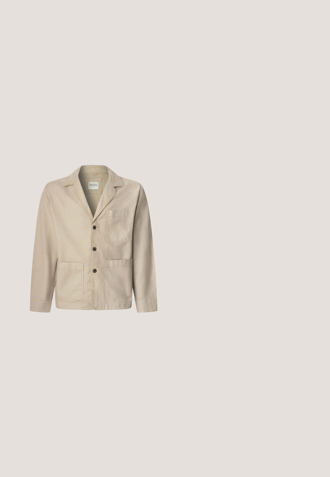 Beige bomuldsjakke med spidse klapper, frontlukning med knapper, to påsyede lommer og en struktureret overflade. Enkel og funktionel design.; Sweatshirt i cremefarve lavet af blødt stof med rund halsudskæring, ribstrikkede manchetter og et broderet logo foran.; Cremefarvet bomulds t-shirt med korte ærmer, rund hals og et trykt design af et får på venstre brystområde.; Blå denim jeans med lige ben-design, der har en front knaplukning, bæltestropper og klassisk fem-lomme styling.; Beige og cremefarvet sportssko med mesh- og ruskindspaneler, tyk hvid sål, rød accent og et bogstav "B" på siden.; Beige Tommy Jeans skuldertaske med sort kant, justerbar rem, spænde, netlomme på siden og frontlogo påsyet.