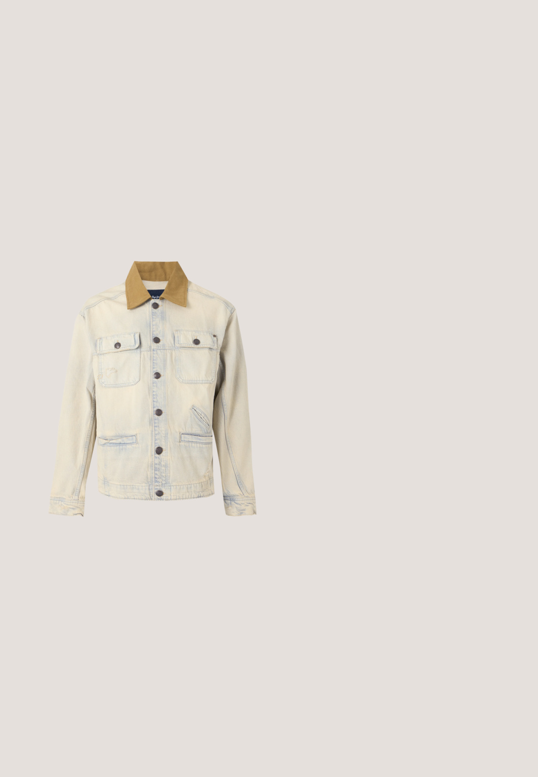Veste en jean beige avec col marron, fermeture à boutons sur le devant, deux poches poitrine avec rabats et deux poches latérales basses.; Chemise à manches longues bleu foncé avec un col boutonné, boutons blancs et un logo brodé discret sur la poitrine. Texture douce, coupe droite.; Jean en denim foncé à jambes larges et taille haute, avec cinq poches, fermeture à l'avant par bouton et détails de couture visibles.; Mocassin à pampilles en cuir marron flottant au-dessus d'un tapis beige texturé, avec une table ronde en bois et des piles de livres en arrière-plan.; Cravate étroite et foncée avec un motif cachemire complexe dans des nuances de brun, orange et beige sur un fond clair uni.; Ceinture en cuir marron avec une boucle rectangulaire en métal argenté. Comprend des trous pour ajuster la taille le long de la sangle. Détails de surface texturés.
