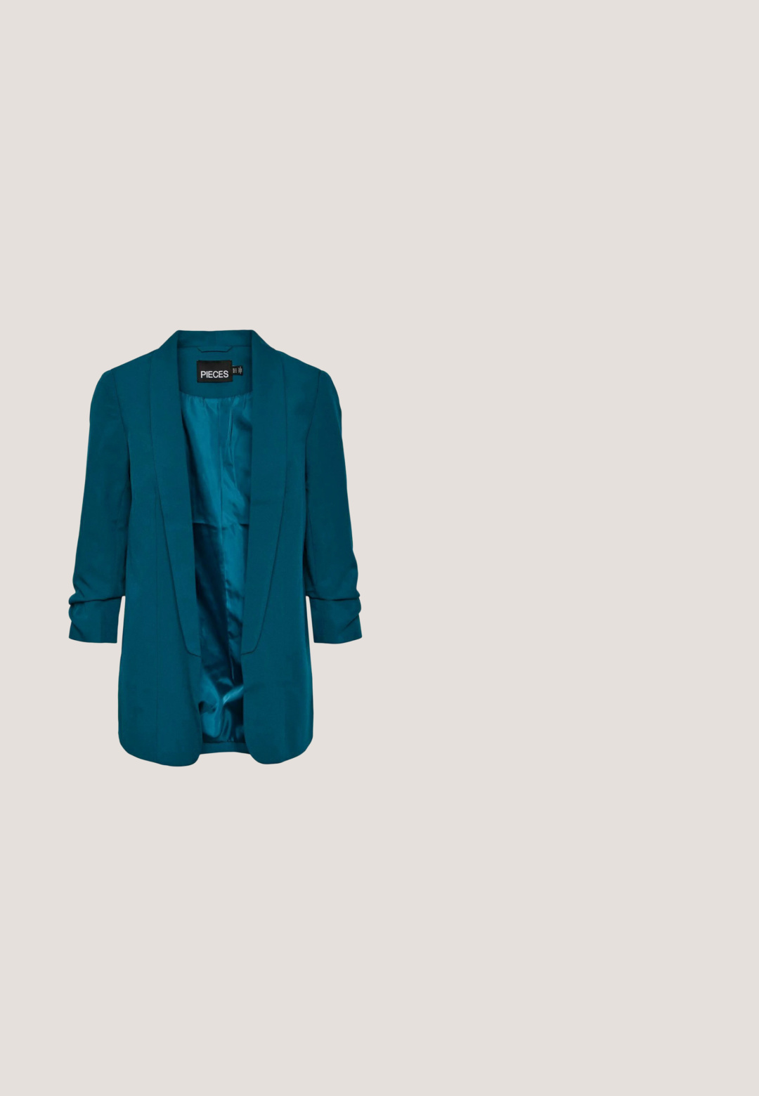 Damesblazer in petrolblauw met sjaalkraag, driekwart mouwen en een gladde satijnen voering, gelabeld met "PIECES" aan de binnenkant van de kraag.; Zwarte geribbelde polojurk met een strakke pasvorm, korte mouwen en een kraag met drie knopen op de knoopsluiting. Overal een gladde textuur.; Zwarte gepatineerde leren slingback hak met een spitse neus, metallic gouden kapdetail en een middelgrote blokhak. Inclusief verstelbare enkelband.; Bordeauxkleurige zonnebril met rechthoekige monturen en bruine lenzen. Voorzien van gouden accenten op de steunen voor extra detail.; Bordeaux neplederen handtas met een ronde vorm, geplooide details en een handgreep van goudkleurig metaal. Gladde textuur en glanzende afwerking.; Ronde stud oorbellen met heldere edelstenen, gezet in een zilverkleurig metaal. Elke oorbel heeft vier klauwen die de stenen veilig vasthouden.