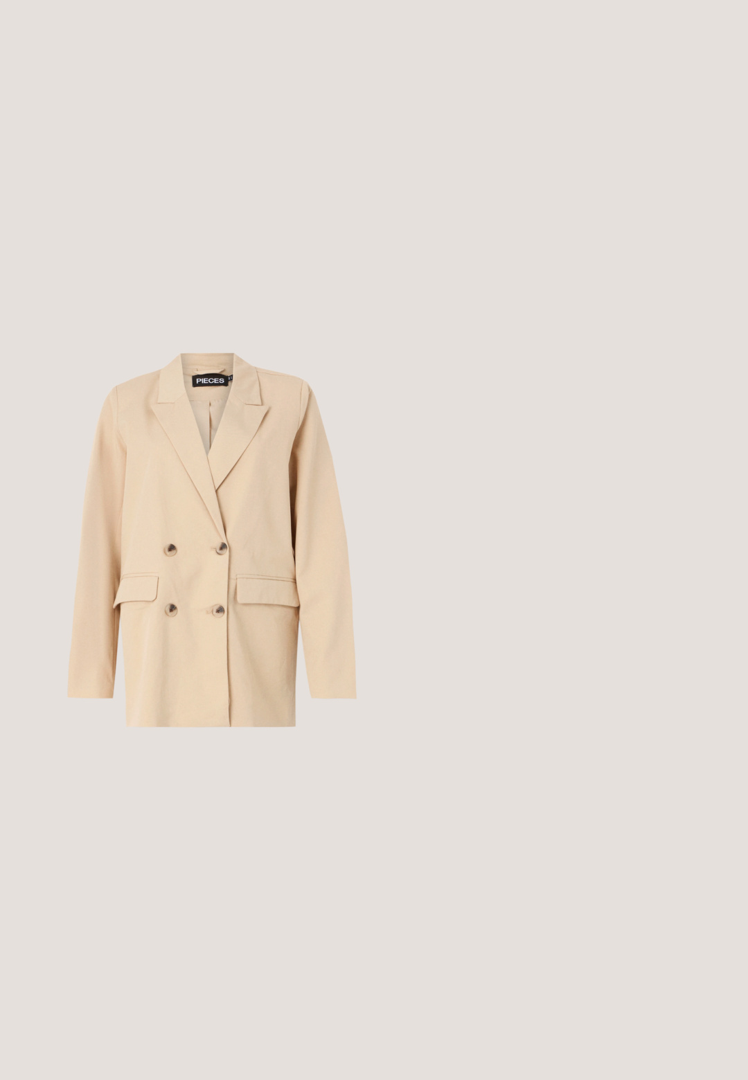 Blazer beige à double boutonnage avec un col cranté, doté de deux poches avant et de grands boutons. Fabriqué en tissu léger avec une texture lisse.; Chemise blanche à manches longues avec col, fermeture à boutons et détail de nœud torsadé à l'ourlet. Tissu lisse avec une coupe décontractée.; Jupe midi en satin beige avec une texture lisse et fluide et une taille haute, présentée sur un fond blanc uni.; Bottine en daim noir avec un bout pointu, un talon de hauteur mi-haute et une texture lisse. Le design est épuré avec des accents minimalistes.; Personne portant un pull en maille torsadée gris et un pantalon noir, tenant un petit sac à main en cuir noir avec une boucle argentée.; Ceinture en cuir noir avec une boucle métallique dorée et un détail de couture, présentée à plat sur fond blanc.