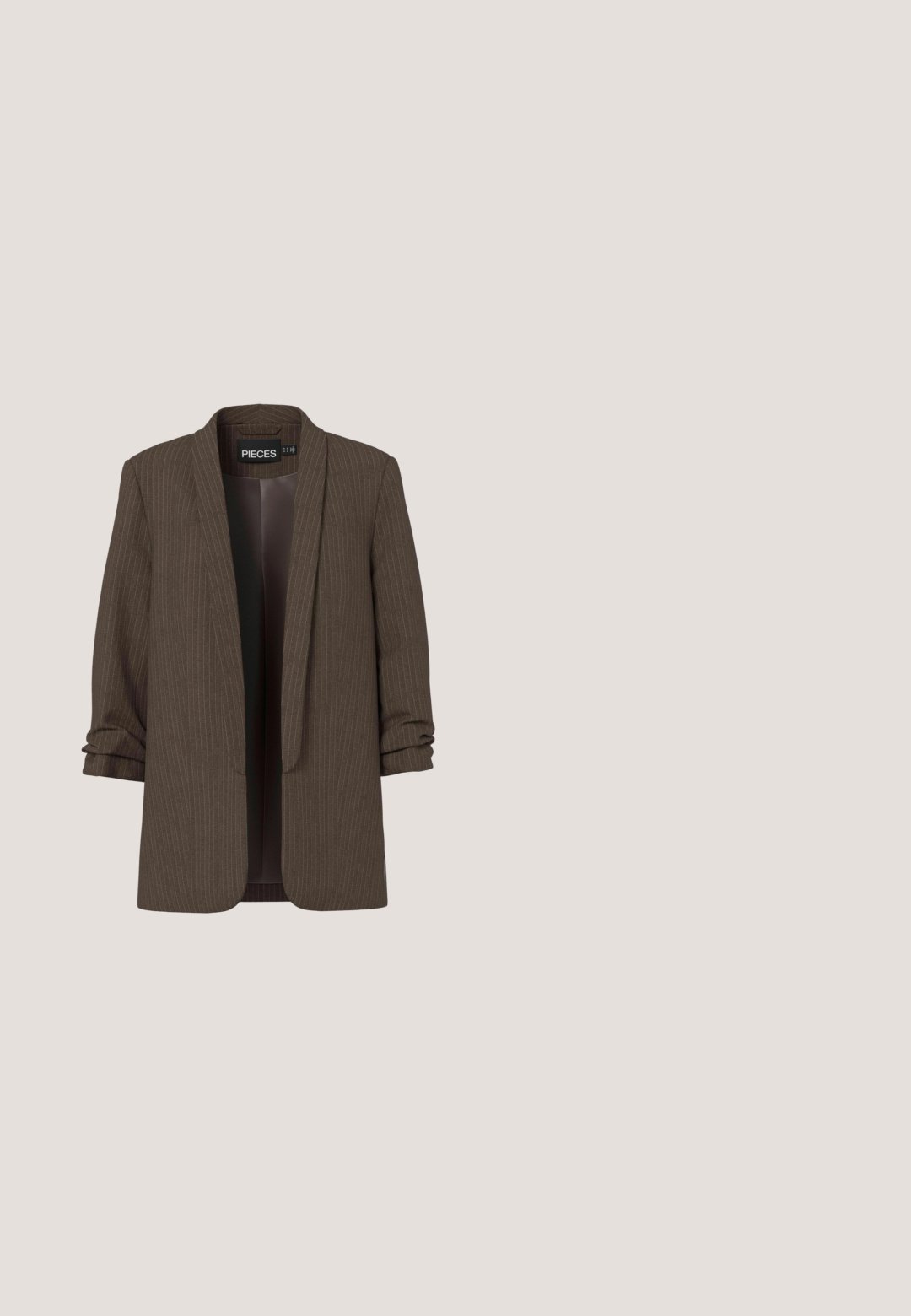 Bruine blazers met streepjes, voorzien van een sjaalkraag, open voorkant en opgerolde mouwen. Gemaakt van een textuurstof met een gladde binnenvoering.; Crèmekleurige korte mouwen geribbelde crop top met ronde hals en JDY merklabel binnenin de kraag, weergegeven op witte achtergrond.; Loszittende bruine broek met elastische tailleband en koordje aan de voorkant, met wijde pijpen en zijzakken.; Beige lage sneaker met witte strepen en witte veters, met een dikke bruine rubberen zool en witte hielaccent.; Bruine leren handtas met een gestructureerd vierkant patroon en een enkele gebogen schouderband, getoond tegen een witte achtergrond.; Zwart gebreid hoofdbandje met dikke, gedraaide garen die textuur en verhoogde bloemvormen langs de bovenkant en zijkanten vormt.
