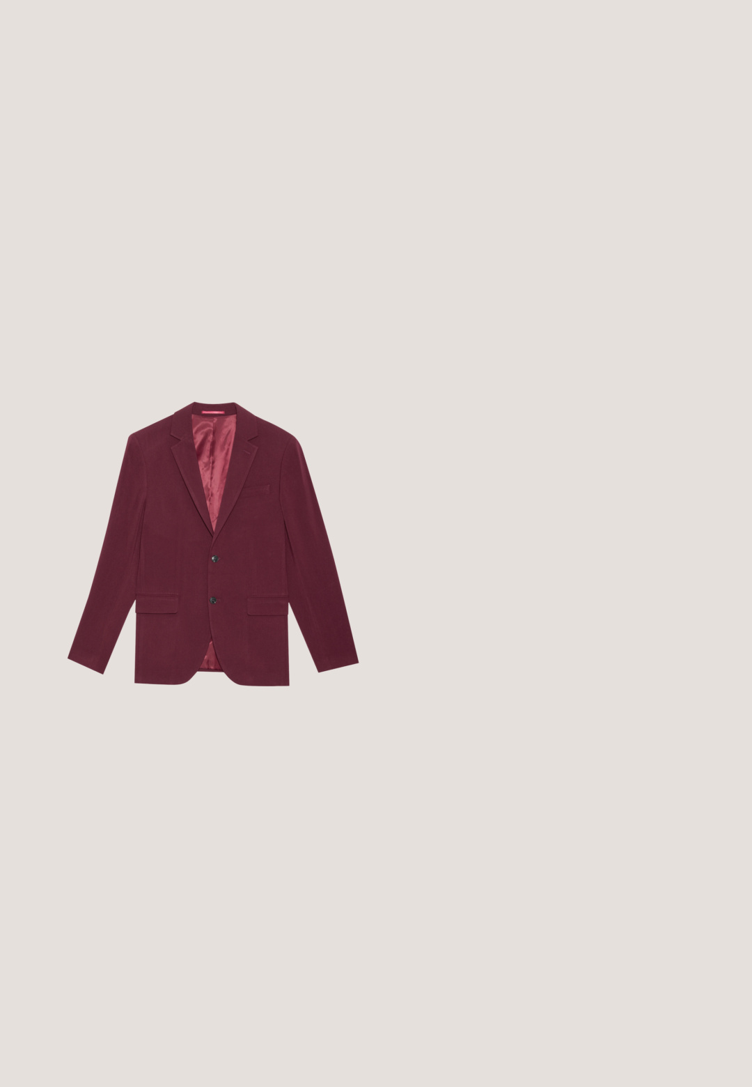 Bordeaux blazer med en glat overflade, enkeltradet design, to frontlommer og satinforing i en lysere nuance.; Langærmet mørkelilla satin skjorte med spids krave og knaplukning foran på hvid baggrund.; Mørkeburgunder bukser med slim fit, der har knaplukning, bæltestropper og frontfolder. Glat stof med et glat design.; Burgunderfarvede lædersko med højglans, rund tå, snørebåndsdesign og en kontrasterende sort sål. Har en rød hælklap.; Rødt slips og matchende foldet lommetørklæde med subtilt prikket mønster lagt fladt på hvid baggrund.; Brun læderbælte med en glat overflade, der har en sølvmetalspænde. Bæltet er fladt og tilspidset i den ene ende, med synlige søm.