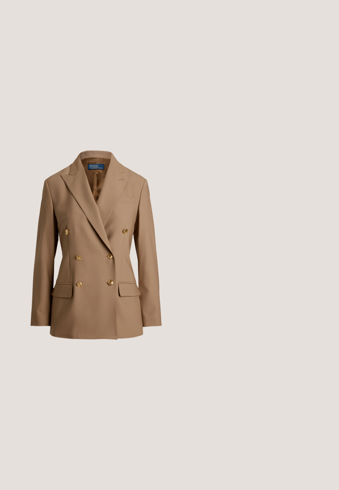 Blazer croisé en tissu marron clair, doté de boutons dorés, de revers crantés et de deux poches avant avec une texture lisse.; Chemise jaune à col classique, à manches longues bouffantes et avec une ceinture à nouer, dotée d'un détail en métal argenté circulaire.; Pantalon beige à taille haute en tissu léger. Il présente un devant plissé et une coupe droite. Sans poches ni ornements.; Mocassin en cuir marron avec détail de boucle dorée et petit talon en bois, présenté de côté sur un fond uni.; Sac cabas en cuir marron texturé avec deux bretelles ajustables et petit logo doré de la marque au centre avant.; Ceinture en cuir marron clair avec boucle rectangulaire dorée et bords cousus, présentée à plat sur un fond clair.