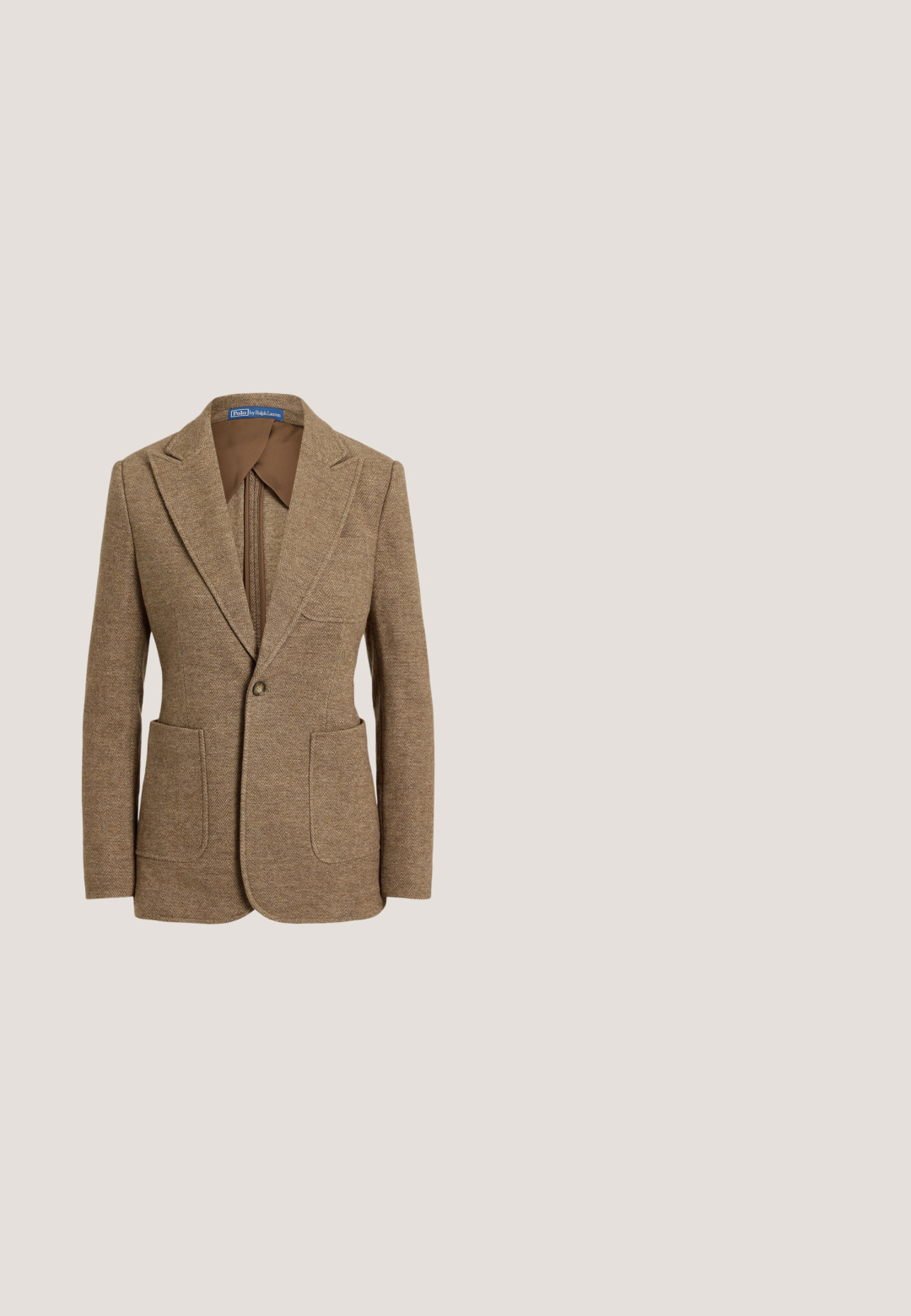 Blazer en laine marron à motif chevrons, col cranté, deux poches plaquées devant, fermeture par un bouton et une doublure intérieure marron lisse.; Cardigan en tricot marron avec motif géométrique blanc le long de l'empiècement, col rond et cinq boutons noirs sur le devant. Texture douce.; Chemise blanche à manches longues avec col festonné et poignets boutonnés, présentée sur fond blanc.; Jupe plissée à motif à carreaux, dotée d'une ceinture sombre avec une boucle. Fabriquée à partir d'un tissu texturé dans des teintes de brun et de crème.; Mocassins en cuir marron avec un design à bout mocassins, coutures visibles et une semelle en caoutchouc épaisse et texturée. Accent en métal doré.; Sac à main en cuir marron foncé avec poignée supérieure, bandoulière amovible et fermoir logo RL doré sur le rabat avant.
