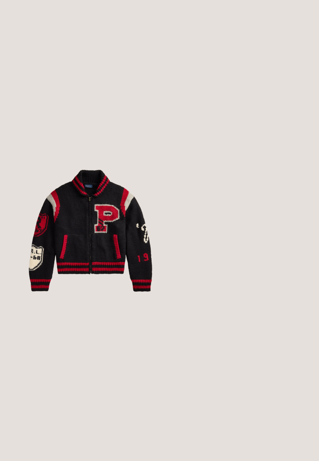 Zwarte gebreide varsityjas met rode en witte strepen, letter P op de borst en diverse patches op de mouwen, ritssluiting aan de voorkant.; Rode korte mouw polo met vier witte knopen en een klein marineblauw geborduurd logo op de linkerborst.; Marineblauwe joggerbroek met witte aantrekkoord in de taille en elastische boorden, met een klein rood logo geborduurd vlak bij de linker zak.; Witte lage sneaker met rode en marineblauwe strepen aan de zijkant en een gouden RL-logo, witte veters en een getextureerde rubberen zool.; Witte canvas-tas met marineblauwe handgrepen en bies, met een Ralph Lauren logo-patch aan de voorkant en een klein hangend label.; Gouden oorringen met kleine verticale zilveren rechthoekige hangers, weergegeven op een witte achtergrond.