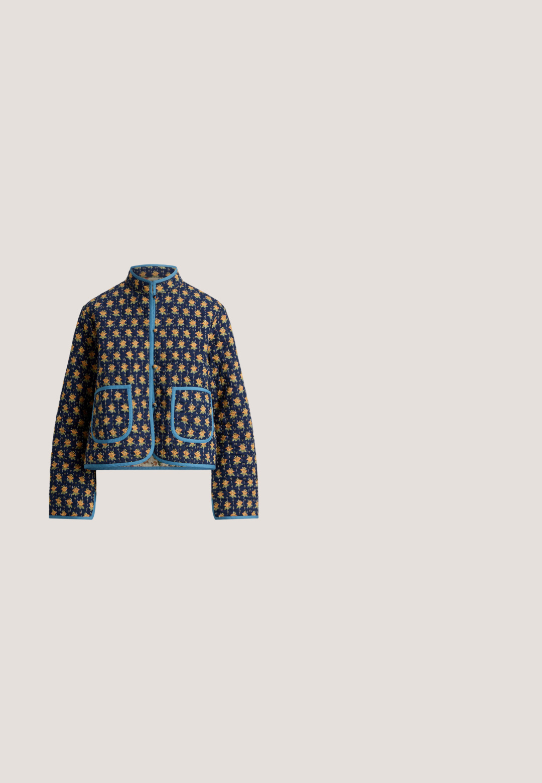 Veste matelassée bleu marine avec motif floral jaune, bordure bleue, boutons à l'avant et deux poches avant.; Polo blanc sans manches avec col, deux boutons, et logo joueur de polo Ralph Lauren bleu marine sur la poitrine gauche.; Jeans en denim bleu clair avec une taille ajustée, design à jambe droite et décoloration subtile. Comprend des poches avant et une fermeture à bouton classique.; Chaussure plate slingback en daim noir à bout pointu, avec un petit talon et une bride réglable avec boucle dorée.; Sac à épaule en suède noir avec une forme courbée, une bandoulière en cuir noir lisse et un accent en métal doré avec un détail de logo.; Boucles d'oreilles en or et argent avec un design de blason comportant une couronne et des accents de lion, forme ronde, texture lisse et finition polie.