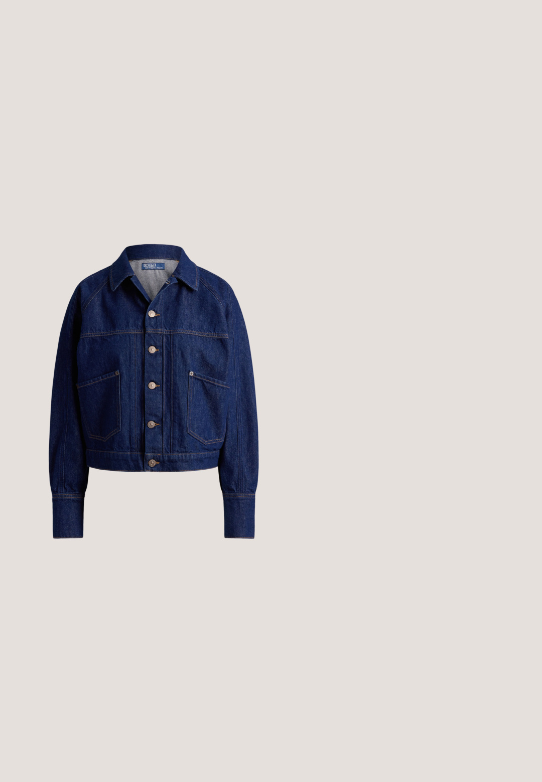 Mørkeblå denimjakke med forreste knaplukning, to store vinklet lommer, lange ærmer og krave.; Flødefarvet bomulds-T-shirt med korte ærmer og rund halsudskæring. Fremhæver broderet marineblåt logo og tekst: "Lauren Ralph Lauren EST. 1996 NEW YORK."; Højtaljede blå jeans i denim med klokkeformede ben og let falmet område foran på låret, vist mod hvid baggrund.; Hvid lav sneaker med beige og brune sidelister og gyldt RL-logo, med hvide snørebånd og tekstureret hvid gummisål.; Mørkegrøn ruskindshalvmåne håndtaske med guldkæde rem, læder skulderrem og lille gylden Polo af Ralph Lauren-logo.; Delikat guldkæde med små cylindriske led og jævnt fordelt runde diamantaccenter på en ensartet lys baggrund.