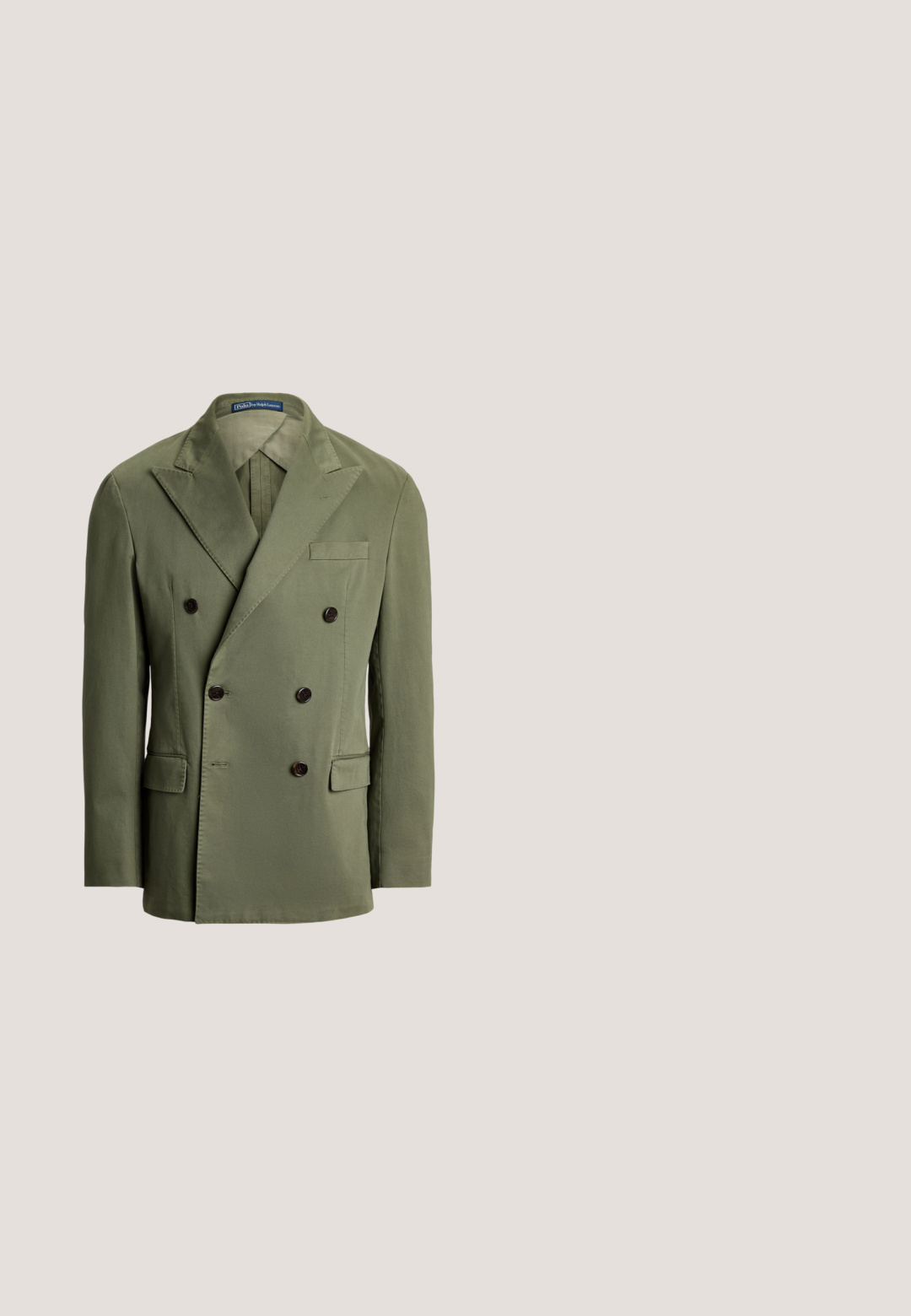 Olivgrüner, doppelt geknöpfter Blazer mit großen, dunklen Knöpfen, Reverskragen und einer Brusttasche aus einem glatten, gewebten Stoff.; Langärmeliges Hemd mit Knöpfen, hellblauen vertikalen Streifen und einem kleinen gestickten Logo auf der linken Brust.; Weiße Baumwoll-Chinos mit flacher Vorderseite, Gürtelschlaufen, Seitentaschen und einer glatten Textur, mit einem blauen inneren Bund.; Schwarzer Lederloafer mit dicker Profilsohle und kleinem grünen "Polo"-Etikett an der Außenseite nahe der Ferse.; Blaue Fliege mit diagonalen gelben Streifen und kleinen roten und goldenen Schild-Emblemen, die über den Stoff verteilt sind.; Schwarzer Leder-Gürtel mit einer silbernen Doppeldornschließe, glatter Textur und geprägtem Detail mit "POLO" am Halter. Verstellbare Länge.
