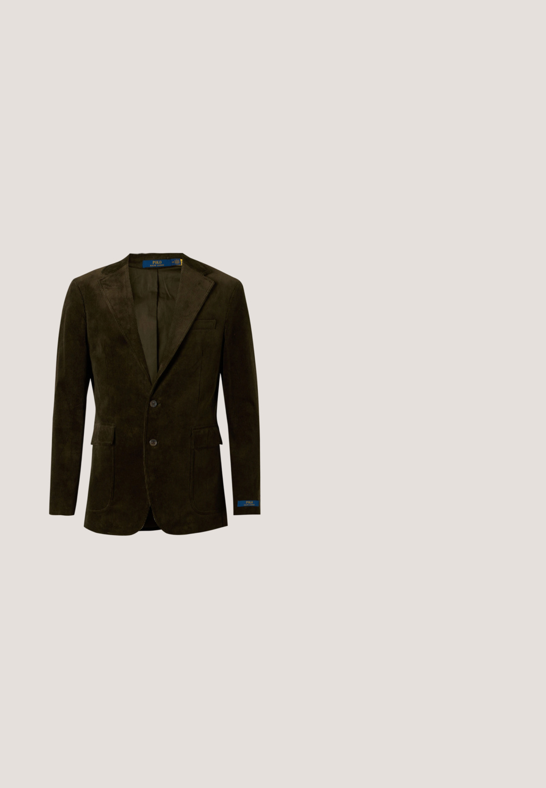 Blazer en velours côtelé marron foncé à deux boutons, avec revers crantés, poches plaquées et étiquette Polo Ralph Lauren à l'intérieur du col et du poignet de la manche.; Chemise boutonnée vert clair avec un petit motif à pois blancs, col classique, manches longues et ourlet arrondi.; Pantalon blanc à jambes droites avec passants de ceinture et poches avant, présenté à plat sur un fond blanc.; Mocassin en daim gris clair à enfiler avec semelle blanche, coutures visibles et petit talon, présenté de profil sur fond blanc.; Petit sac bandoulière noir avec poche zippée à l’avant, sangle réglable et logo brodé d’un joueur de polo à cheval.; Ceinture en tissu tissé noir avec une boucle rectangulaire argentée et une extrémité en cuir noir, enroulée sur un fond blanc.