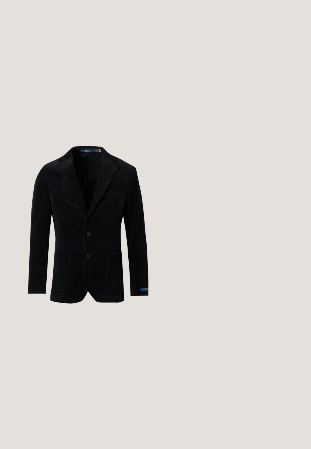 Sort kordfløjlsblazer med notch reverser, to forlommer med lapper, to knapper og en Polo Ralph Lauren label på den indvendige krave og ærmekant.; Lysegrønt button-up skjorte med et lille hvidt prikket mønster, klassisk krave, lange ærmer og en rund nederkant.; Beige bukser med lige ben, bæltestropper, sidelommer og en knappet talje på hvid baggrund.; Sort læderloafers med duskedetalje og lav hæl, set fra siden mod en ensfarvet baggrund.; Slips med grøn baggrund med tryk af tennisketchere, bolde, net, poloshirts, sweatere og visirer i creme og blå toner.; Sort læderbælte med tekstur og en rektangulær mat sort spænde, rullet sammen på en ensartet lysegrå baggrund.