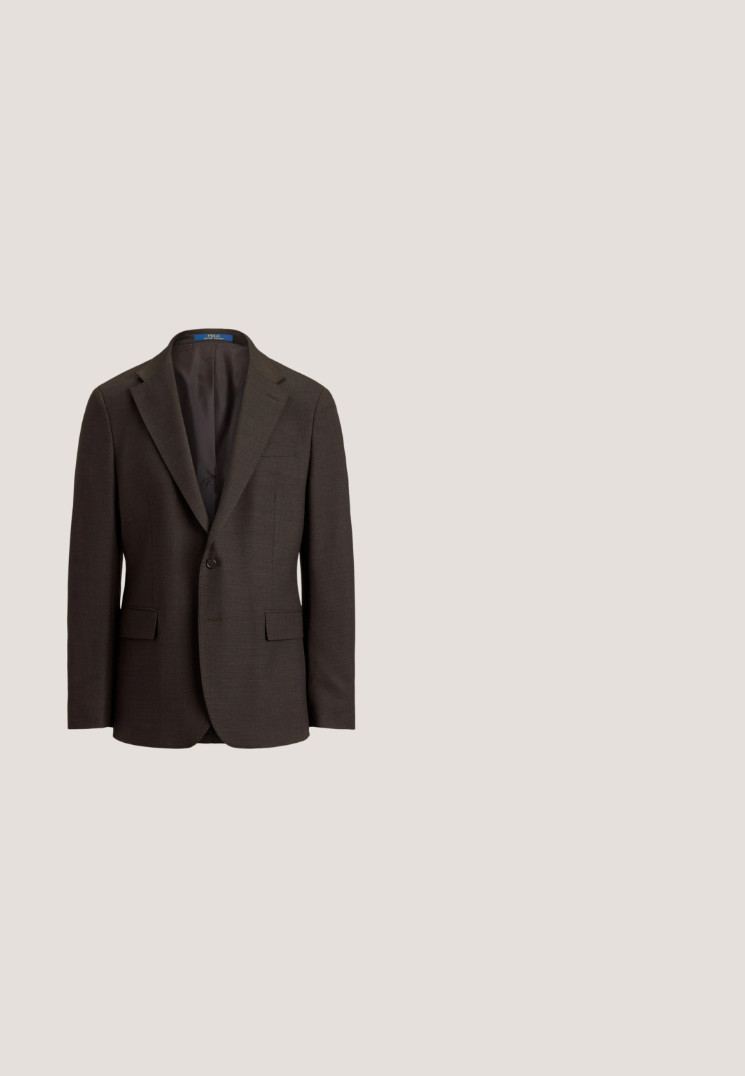 Mørkebrun herreblazer med enkelt knap, hakrevers, lommer med klap og glat inderfor, vist mod en ensfarvet baggrund.; Sort strikket turtleneck sweater med et tekstureret mønster af lodrette fletninger, ribbede manchetter og kant for en tætsiddende pasform.; Hvid langærmet skjorte lavet af bomuld med krave og knapper, der har en brystlomme og et lille gult logo på venstre side.; Brune fløjl bukser med et bredbenet design, der har vertikalt ribbet tekstur, en knaplukning og standard bælteløkker.; Brun læder brogue sko med vinge design, perforeret detailing og mørk sål, vist i sideprofil på hvid baggrund.; Brun ternet tørklæde lavet af blødt stof med frynset kanter. Har en blanding af mørkebrun, orange, sort og lys blå linjer i et ternet design.