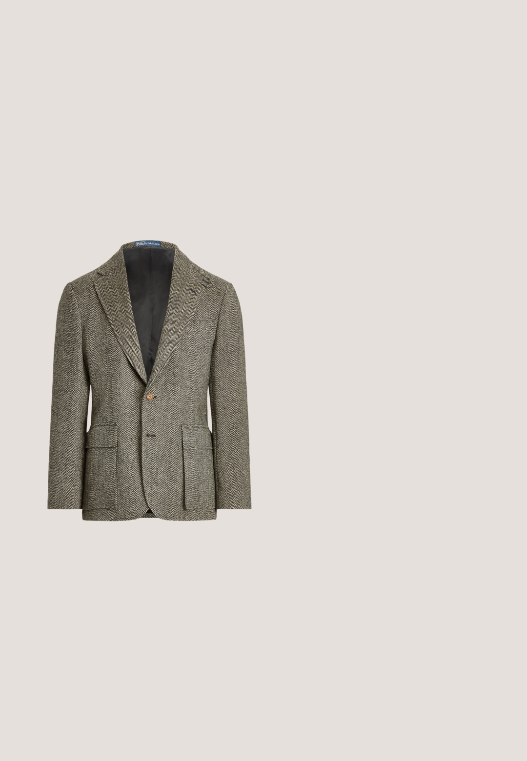 Braun-weiß gemusterter Herrenblazer mit Fischgrätmuster, mit Kerbkragen, Ein-Knopf-Verschluss und vorderen Klappentaschen.; Dunkelgrüner Langarmpullover mit Viertelreißverschluss und Stehkragen, versehen mit einem kleinen gestickten Logo auf der linken Brust.; Langärmeliges olivgrünes Hemd mit Kragen und kleinem besticktem Logo auf der linken Brust.; Braune Slim-Fit-Cordhose mit Gürtelschlaufen, Knopfverschluss und zwei Seitentaschen, auf weißem Hintergrund gezeigt.; Dunkelbrauner Wildleder-Herrenschuh mit Quasten und niedrigem, gestapeltem Absatz auf schlichtem hellem Hintergrund.; Dunkelbrauner Ledergürtel, aufgewickelt, mit einer Messingschnalle, die mit dem Wort Polo graviert ist, auf einem schlichten weißen Hintergrund.
