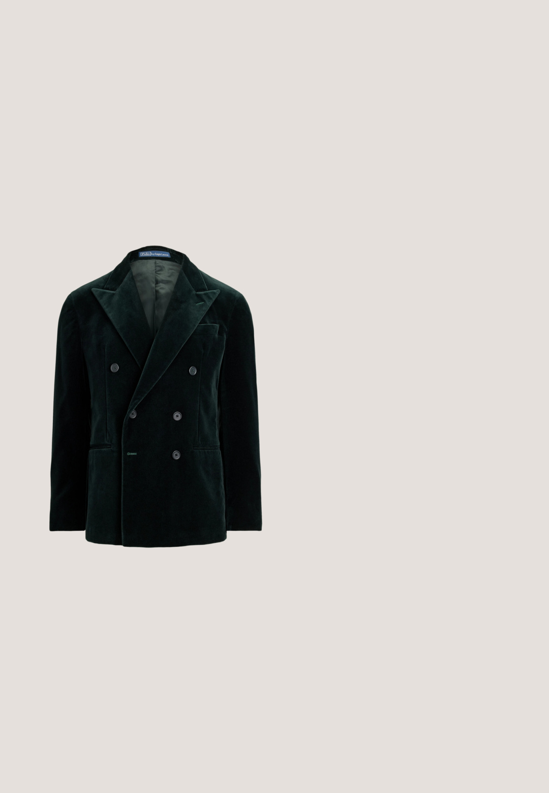 Dunkelgrüner Samt-Doppelreiher-Blazer mit breiten Revers, sechs Knöpfen, zwei Vordertaschen, Brusttasche und Innenfutter.; Weißer Strickpullover aus Baumwolle mit Zopfmuster, Rundhalsausschnitt, langen Ärmeln, gerippten Bündchen und Saum sowie kleinem blauem Polo Ralph Lauren-Logo auf der Brust.; Weißes, langärmeliges Hemd mit Knopfleiste und Kragen, Polo Ralph Lauren-Logo auf der linken Brust gestickt.; Grüne Cordhose mit geraden Beinen, Gürtelschlaufen, Seitentaschen und einem Knopfverschluss vor hellem Hintergrund.; Brauner Wildleder-Pennyloafer mit niedrigem Absatz und sichtbarer Naht an Zehen-, Seiten- und Rückbereich, dargestellt auf hellem, einfarbigem Hintergrund.; Brauner Ledergürtel mit einer rechteckigen goldfarbenen Schnalle, die einen erhabenen Polo-Spieler auf dem Pferd mit einem Schläger zeigt.