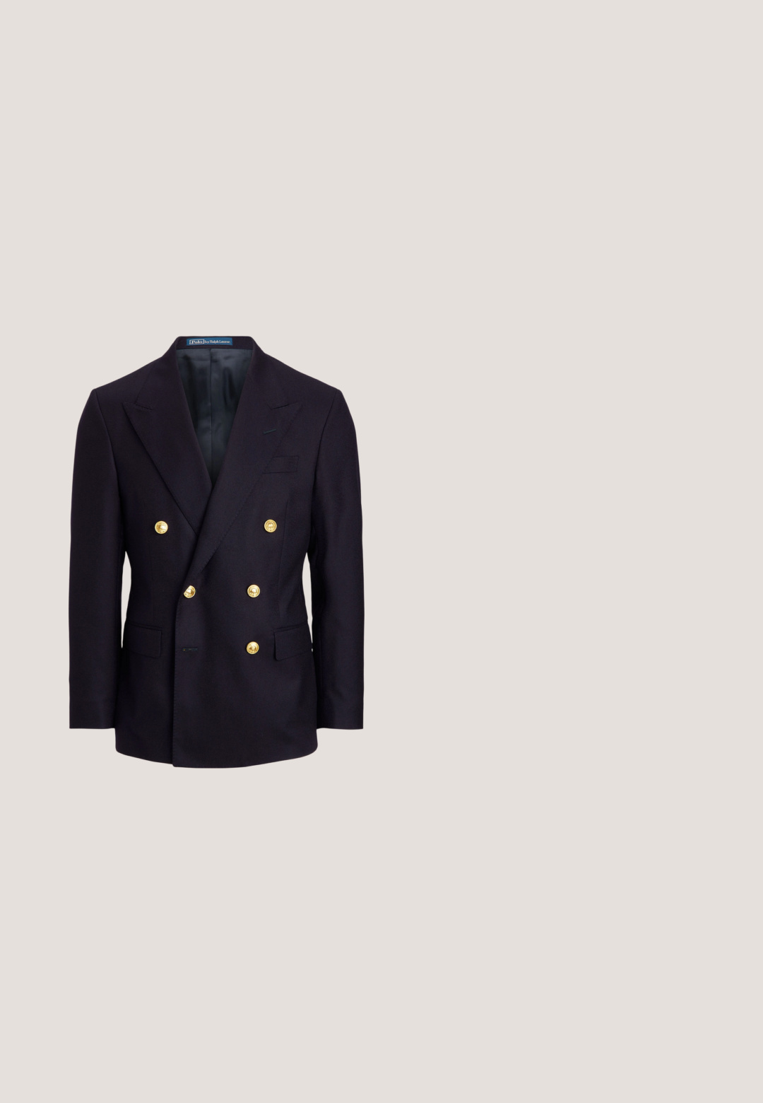 Marineblauw dubbelrijig blazer met brede revers en zes gouden knopen, met klepzakken aan de voorkant en een gladde zwarte voering.; Witte kabelgebreide mouwloze trui met groene en zwarte geruite V-hals en kleine rode "Polo Tennis" borduring.; Witte blouse met lange mouwen, knopen en kraag, met klein geborduurd logo op de linkerborst, plat gelegd op een effen achtergrond.; Beige rechte broek met riemlussen, voorzakken, knoopsluiting en ritssluiting.; Zign Zakelijke loafers - brown; Marineblauw vierkant sjaaltje met groene en beige randen, met de tekst "Polo Tennis", gekruiste tennisrackets en schildemblemen in de hoeken.