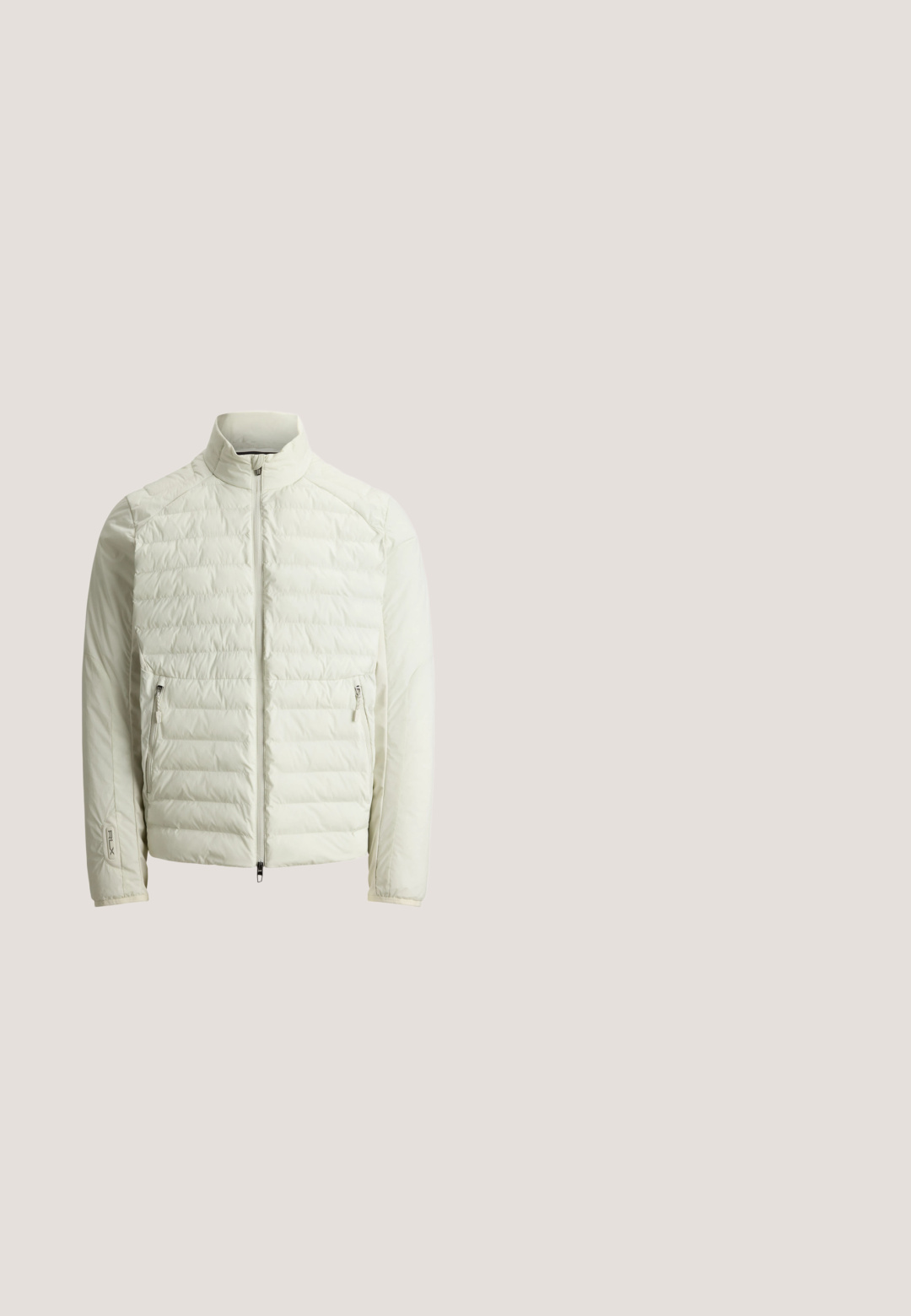 Lysebeige quiltet jakke med frontlynlås og lynlåslommer i siderne, med opretstående krave og lange ærmer.; Lysegrå kabelstrikket langærmet sweater med rund hals og lille Polo Ralph Lauren-logo på brystet.; Lys beige skjorte med knapper i bomuld, med klassisk krave, lange ærmer, hvide knapper og et lille blåt logo på brystet.; Herre slim-fit off-white bukser med frontlommer, bæltestropper og knaplukning på en ensfarvet baggrund.; Tan farvet ruskind penny loafer med syet moc toe, robust gummisål og et lille grønt stofmærke på siden.; Brun læderbælte med en guld metalspænde. Bæltet har en glat overflade og et enkelt prongs spænde design.