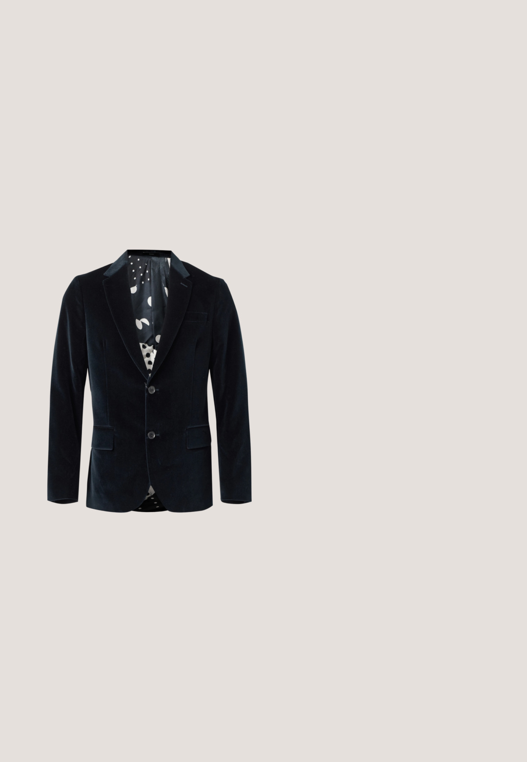 Blazer noir en velours à deux boutons avec revers crantés et doublure intérieure à motifs comprenant des pois blancs et noirs ainsi que des formes abstraites.; Chemise noire à boutons avec des motifs en paisley blancs tourbillonnants, manches longues et col classique, fabriquée en tissu léger.; Pantalons en satin noir avec une coupe ajustée, ornés de rayures latérales blanches. Conçus avec une jambe évasée et des plis avant pour un détail supplémentaire.; Chaussure habillée à brogue en cuir noir poli avec perforations style wingtip et talon empilé, présentée en profil latéral sur fond blanc.; Cravate vert foncé avec des rayures diagonales claires et petits emblèmes de bouclier bleu marine présentant des raquettes de tennis croisées et des balles de tennis.; Ceinture en daim noir avec boucle rectangulaire argentée et un petit logo métallique triangulaire près de la boucle, roulée sur un fond blanc.