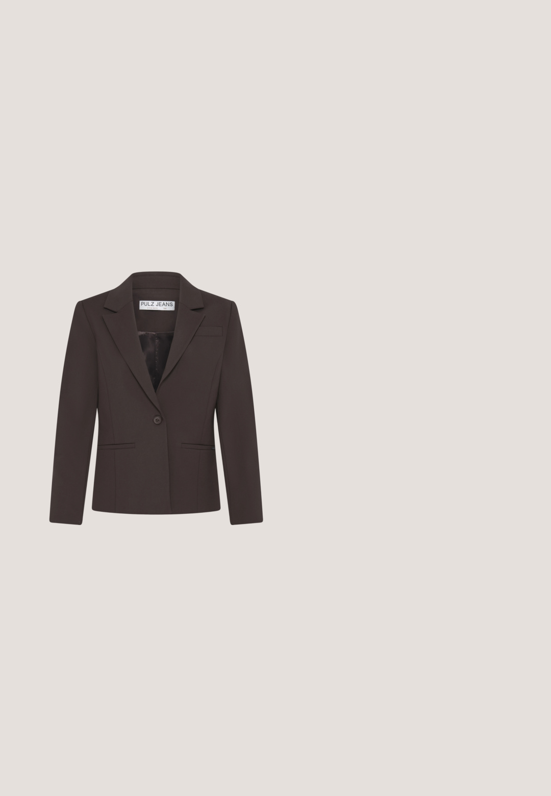 Tmavohnedé elegantné sako so zárezovými klopami, zapínanie na jedno tlačidlo a dve predné vsadené vrecká, označené Pulz Jeans.; Hnedá priliehavá košeľa s krátkym rukávom, okrúhlym výstrihom a hladkou látkou, zobrazená na bielom pozadí.; Hnedé široké nohavice vyrobené z hladkej tkaniny, s vysokým pásom a dvoma prednými plisovaním, navrhnuté na voľný strih.; Tmavohnedá semišová slingback topánka s ostrým špičatým prstom a nízkym opätkom kitten izolovaná na bielom pozadí.; Tmavohnedá kožená kabelka s dvoma dlhými rukoväťami, štruktúrovaného tvaru a s viditeľnou zrnitou textúrou, umiestnená na jednoduchej bielej ploche.; Zlatý prsteň s hladkým, zaobleným dizajnom a lesklým povrchom. Chýbajú mu zložitosti, ako sú vzory alebo hardvérové detaily. Jednoduchý, moderný tvar.