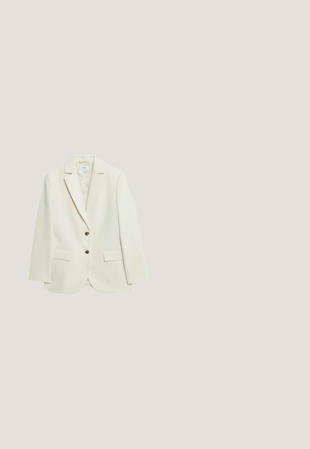Creme blazer lavet af glat stof, med et klippet revers, to knaplukninger og to frontlommer. Minimalistisk design, skræddersyet pasform.; Hvid ærmeløs camisole top med tynde dobbelte spaghettistropper, der danner et kryds på ryggen på en ensfarvet baggrund.; Beige bukser med vide ben og frontplisse samt høj talje, med skjult lynlås bagpå.; Nude slingback højhælede sko med spids tå, glat tekstur og en tynd stilletto hæl. Udsnit på siden tilfører et unikt præg.; Beige skuldertaske i ruskind med dobbelt B-logo i guldfarve og lynlås, med en tynd rem og en struktureret, rektangulær form.; Delikate guldkædearmbånd med små ovale og runde perler, der har en fjeder-ring lås og en justerbar kædeforlængelse.