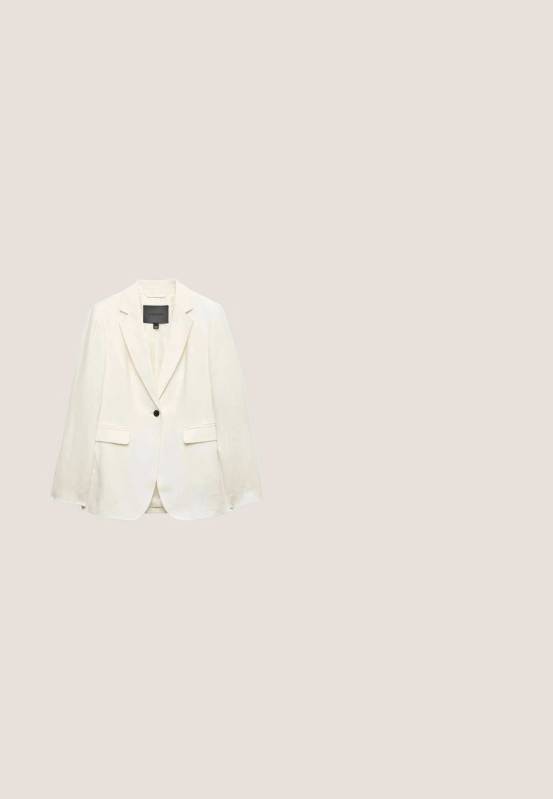Off-white blazer med enkelt knaplukning, hakkede revers, to forlommer med klap og en sort "Autograph"-label indeni kraven.; Grøn og hvid indpakningskjole med V-hals, trekvartærmer og et flydende design med et bladmønster. Glat stofstruktur.; Flad slidssandal med vævet jutebund og beige tekstureret rem med lille sølv dekorativt emblem.; Swarovski Solbriller - dark havana/dark brown; Flettet stråtaske med bred blæserform og brune læderhåndtag og mærkat, sat mod en ensartet lys baggrund.; Guldtonede hoops øreringe med en halvmåneform, poleret overflade og hængsel-lukning. Den glatte tekstur og den reflekterende finish forbedrer synligheden.