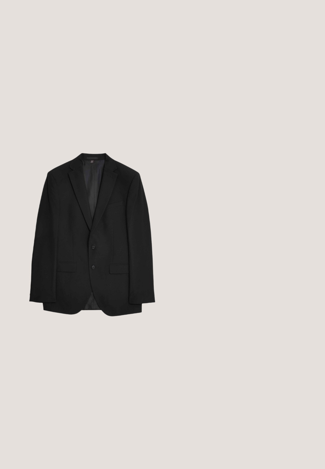 Blazer negro de corte clásico, con dos botones, solapas con muescas, bolsillos frontales y textura suave. El forro interior es oscuro.; Camisa negra de manga larga en una tela lisa, que presenta un cuello puntiagudo, cierre frontal con botones y un corte entallado con mangas con puños.; Pantalones de vestir negros con un diseño de pierna recta, fabricados en un tejido suave. Presentan pliegues frontales y un cierre de botón en la cintura.; Mocasín de hombre de cuero negro con tacón bajo, punta redondeada y detalles cosidos sobre fondo blanco, vista lateral.; Bolsa de viaje de cuero negro con dos asas, un bolsillo frontal con cremallera y una pequeña placa metálica con el logo en el centro delantero.; Cinturón de cuero negro con hebilla rectangular plateada, cinco agujeros de ajuste y pasador, mostrado sobre fondo blanco.