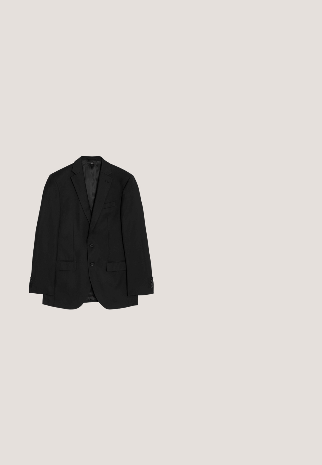Sort blazer med klapkrave, to-knaps lukning og forreste lommer. Glat, tekstureret stof med subtil glans og fire-knaps manchettter.; Hvid langærmet herreskjorte med spids krave og knaplukning foran, vist fladt på en hvid baggrund.; Grå herreformelle bukser med tynde hvide nålestriber, bæltestropper, sidelommer, forreste knap- og lynlåslukning.; Sorte læderdressko med en glat tekstur, spids tå, lav hæl og seks snørrehuller. Simpelt design uden udsmykninger.; Sort metal slips med en glat, forlænget form. Indgraveret "HUGO" i en kontrasterende finish nær toppen.; Sort læderbælte med en glat overflade, prydet med en sølvfarvet rektangulær spænde og to læderholdere. Flere hulinder til størrelsesjustering.