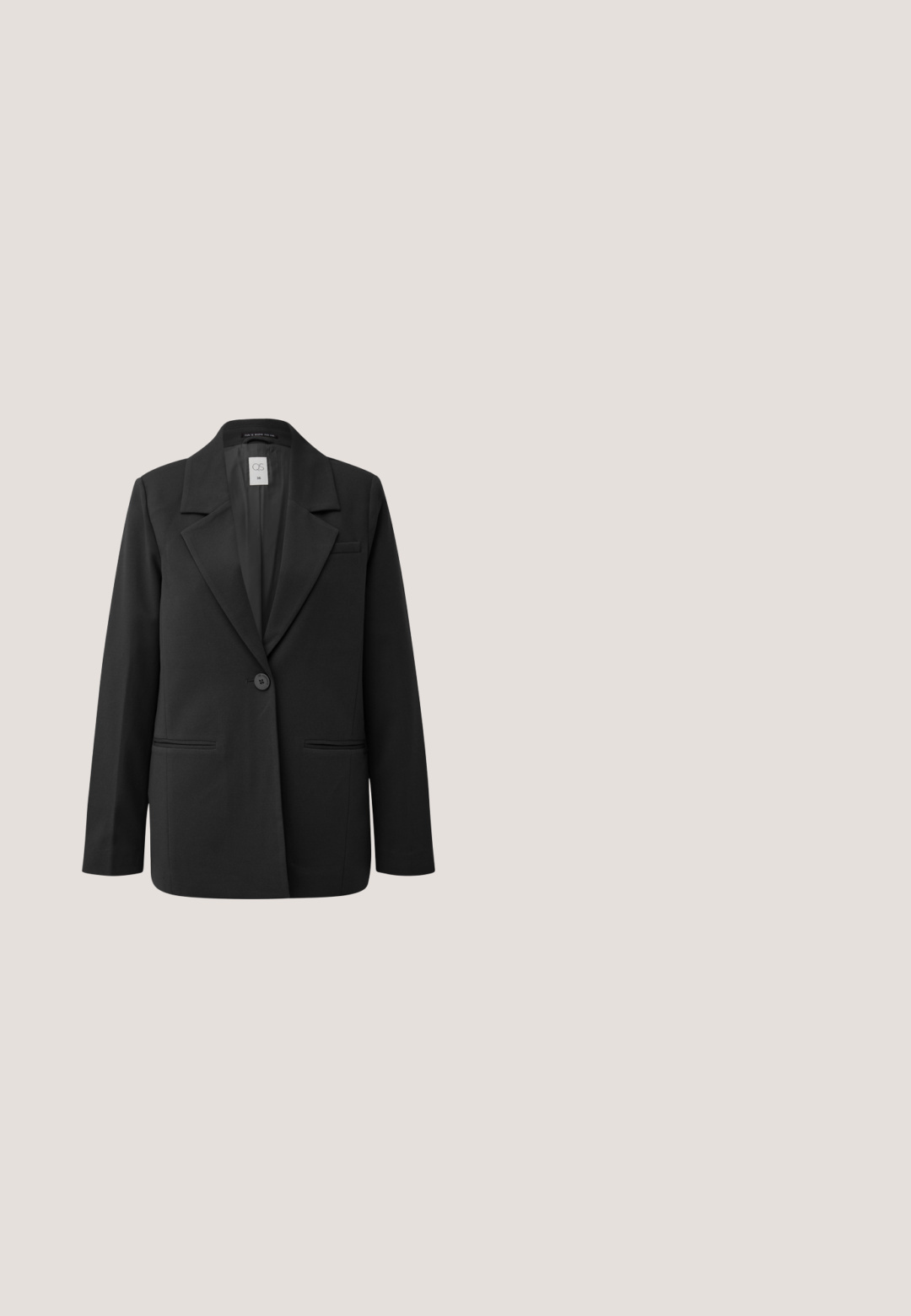 Blazer noir avec revers cranté, fermeture à un bouton, deux poches avant et une texture de tissu lisse. Pas de motifs ni d'ornements visibles.; Haut noir côtelé à manches courtes avec un ourlet légèrement volanté. Encolure ronde et coupe ajustée. Confectionné dans un tissu extensible pour plus de confort.; Pantalons larges noirs avec une taille douce et extensible. Tissu lisse, design à longueur complète, sans fermetures ni motifs visibles.; Chaussure à talon aiguille noire en cuir avec un bout pointu, présentant un design découpé et un talon fin. Texture lisse et silhouette élégante.; Sac d'épaule en cuir noir texturé avec fermeture éclair dorée incurvée et détail de sangle nouée, forme rectangulaire avec des accents subtils sur les panneaux.; Boucles d'oreilles dorées avec un design texturé en forme de coquillage, présentant des surfaces courbes et striées ainsi qu'une finition lisse et brillante.
