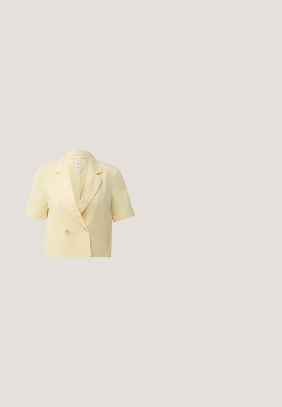 Korte crèmegele cropped blazer met korte mouwen, ingesneden revers en dubbele knoopsluiting.; Geel mouwloos topje met een V-hals, voorzien van een sluiting met een strik aan de voorkant en lichte stof. Eenvoudig ontwerp zonder patronen of accenten.; Gele wijde broek met witte bloemenprint en gestreepte zoom, met een elastische tailleband.; Bleekgele leren slingback high heel met puntige neus en verstelbare band, afgebeeld op een witte achtergrond.; Rechthoekige clutch met geel-wit patroon, met een kiss-lock sluiting en een bijpassende gele schouderriem.; Gele oorbellen in de vorm van een bloem met een textuur afwerking, bestaande uit kleine kralen in een cirkelvormig ontwerp met een metalen ringaccent.