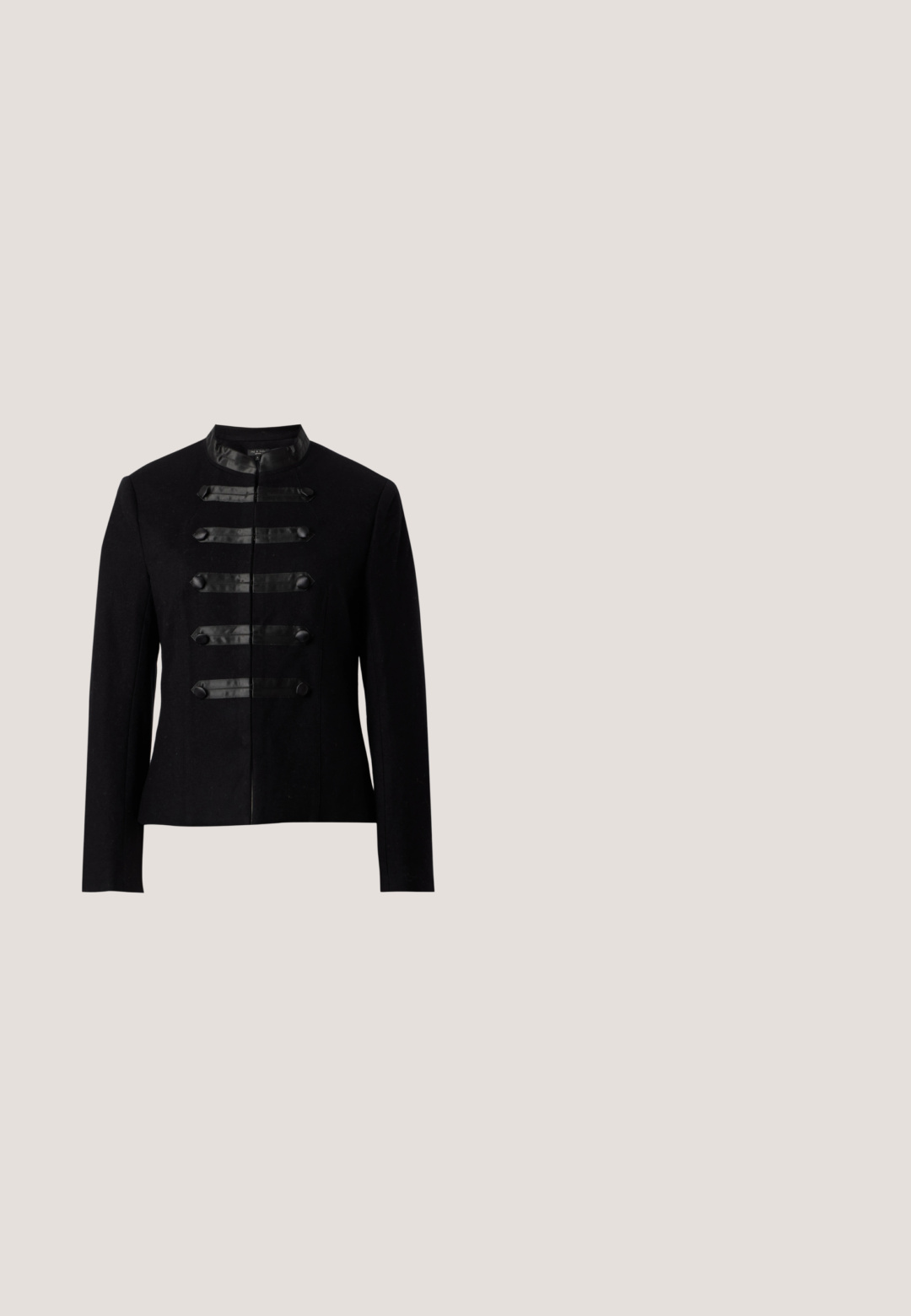 Schwarze taillierte Jacke mit fünf horizontalen Satinbändern und stoffbezogenen Knöpfen vorne sowie einem kurzen Stehkragen.; Langes schwarzes Kleid aus weichem Stoff, mit langen Ärmeln, einem gerafften Taillengriff und einem asymmetrischen Saum für eine fließende Silhouette.; Schwarz lackierte Slingback-Pumps mit spitzem Zehenbereich, schlankem Absatz und einem subtilen Ausschnittdesign. Verfügt über eine goldene Schnalle am Riemen.; Schwarze Sonnenbrille mit geometrischem Design, dunklen Gläsern, goldenen Metallakzenten und dicken schwarzen Fassungen.; Rechteckige schwarz-weiße strukturierte Clutch mit goldenem Metallrahmen und Kettenriemen auf neutralem Hintergrund.; Goldfarbene Ohrringe mit einem verdrehten Blattdesign, verziert mit kleinen funkelnden Steinen und mit einem Steckverschluss gesichert.