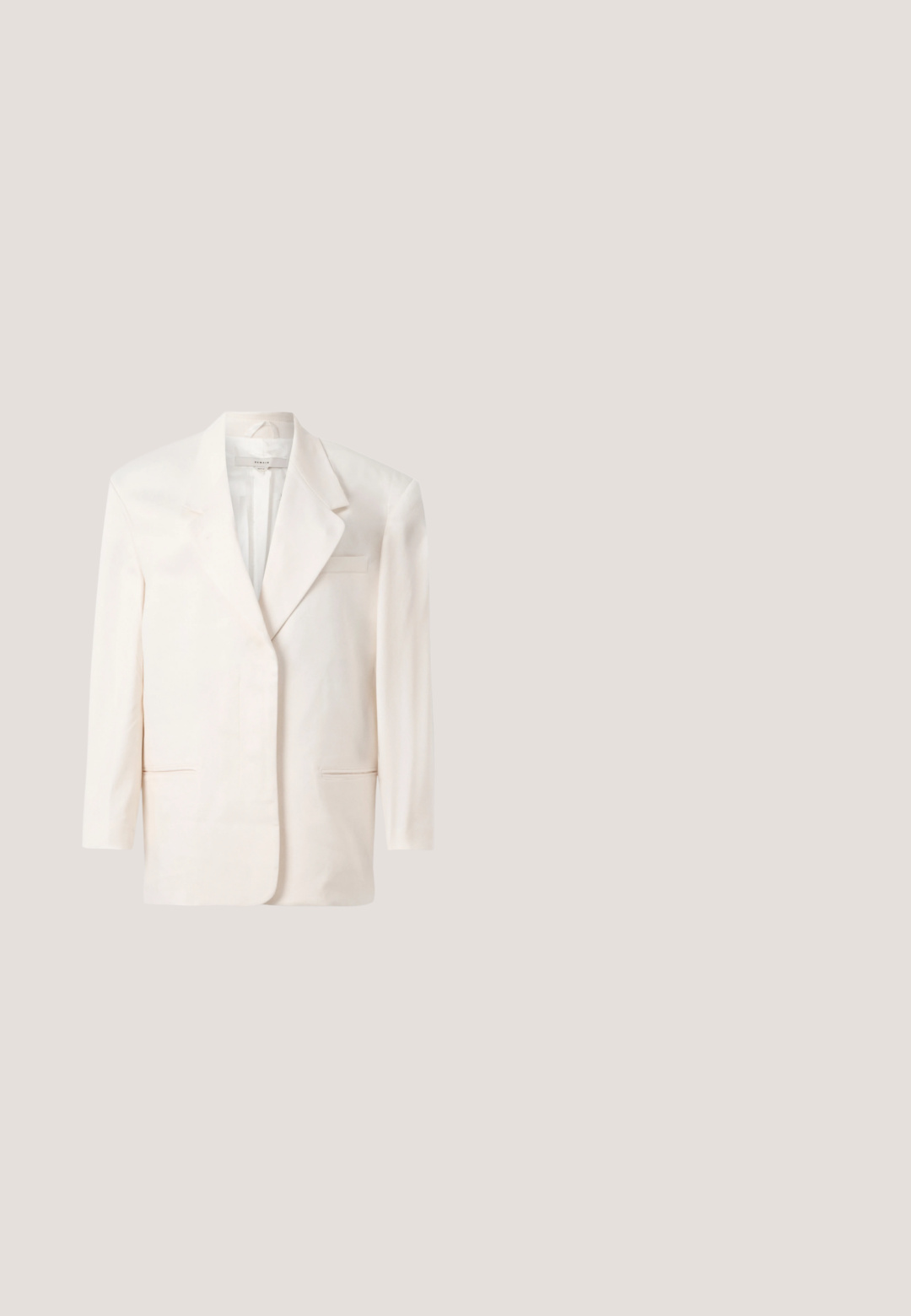 Enkeltknaps cremefarvet blazer med klapkrave og forreste welt-lommer, hængende mod en ensfarvet hvid baggrund.; Hvid cropped tanktop lavet af ribbet stof. Har en rund halsudskæring og brede ærmegab. Etiketten er synlig indeni med "Denim Project" branding.; Lys blå denim jeans med lige ben-design, fem lommer, en knap- og lynlåslukning samt synlige syninger.; Hvide lædersneakers med tekstureret overdel, polstret krave og flad gummisål. Har diskret syninger og klassisk snørebåndsdesign.; Rektangulær håndtaske i cremefarvet læder med en skulderrem dekoreret med nitter og en lille gylden kranieemblem på frontklappen.; Guldmetalløshængere med firkantet form, glatte kanter og en poleret overflade, der reflekterer lys med en blank finish.