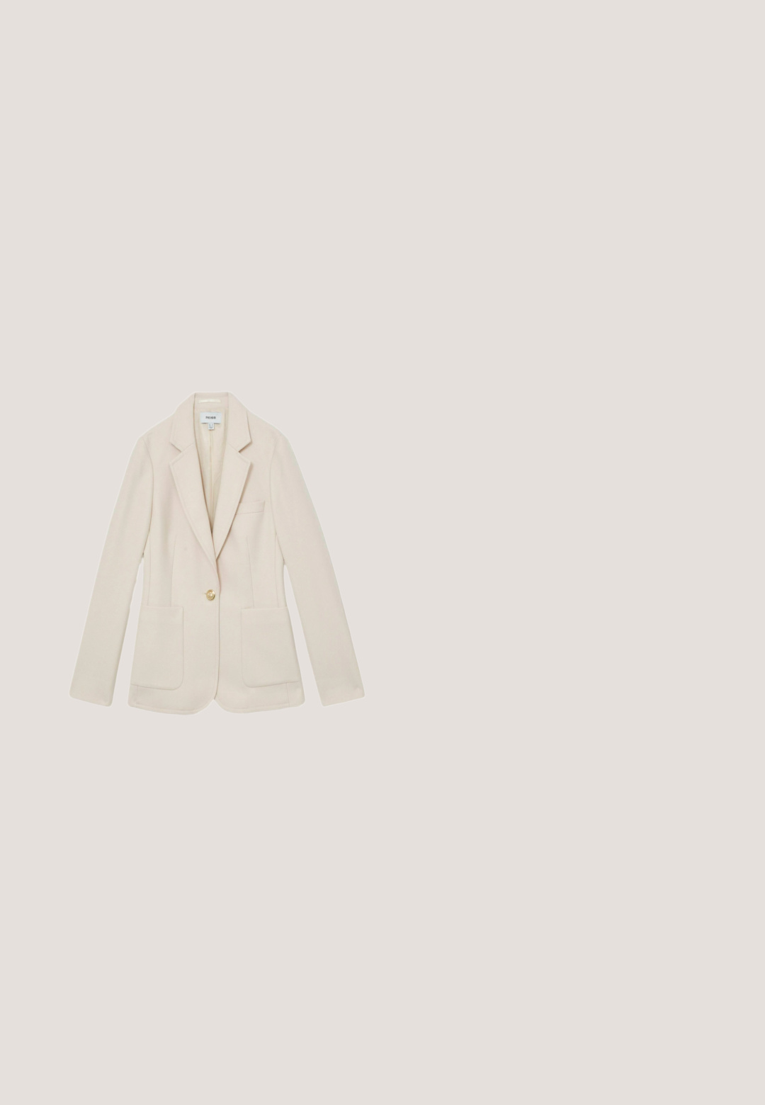 Blazer beige claro hecho de tela texturizada, con solapa con muesca, cierre de un botón y dos bolsillos delanteros para funcionalidad.; Top largo de manga larga de satén verde con escote drapeado, textura suave y dobladillo recortado, que muestra un diseño elegante y estilizado.; Pantalones de pierna ancha en color beige con una textura suave, diseño con pliegues en la parte delantera y una cintura ajustada. Aptos para ocasiones formales o informales.; Mocasines de cuero color canela con un detalle de herrajes en tono dorado, suela plana y costuras decorativas a lo largo de los lados. Textura suave.; Bolso tote de cuero beige con dos asas largas y una pequeña solapa con cierre giratorio rectangular dorado.; Collar en tono dorado que presenta un diseño de cadena delgada y elegante con una textura suave. Incluye un cierre y longitud ajustable con un pequeño acento de cuentas.