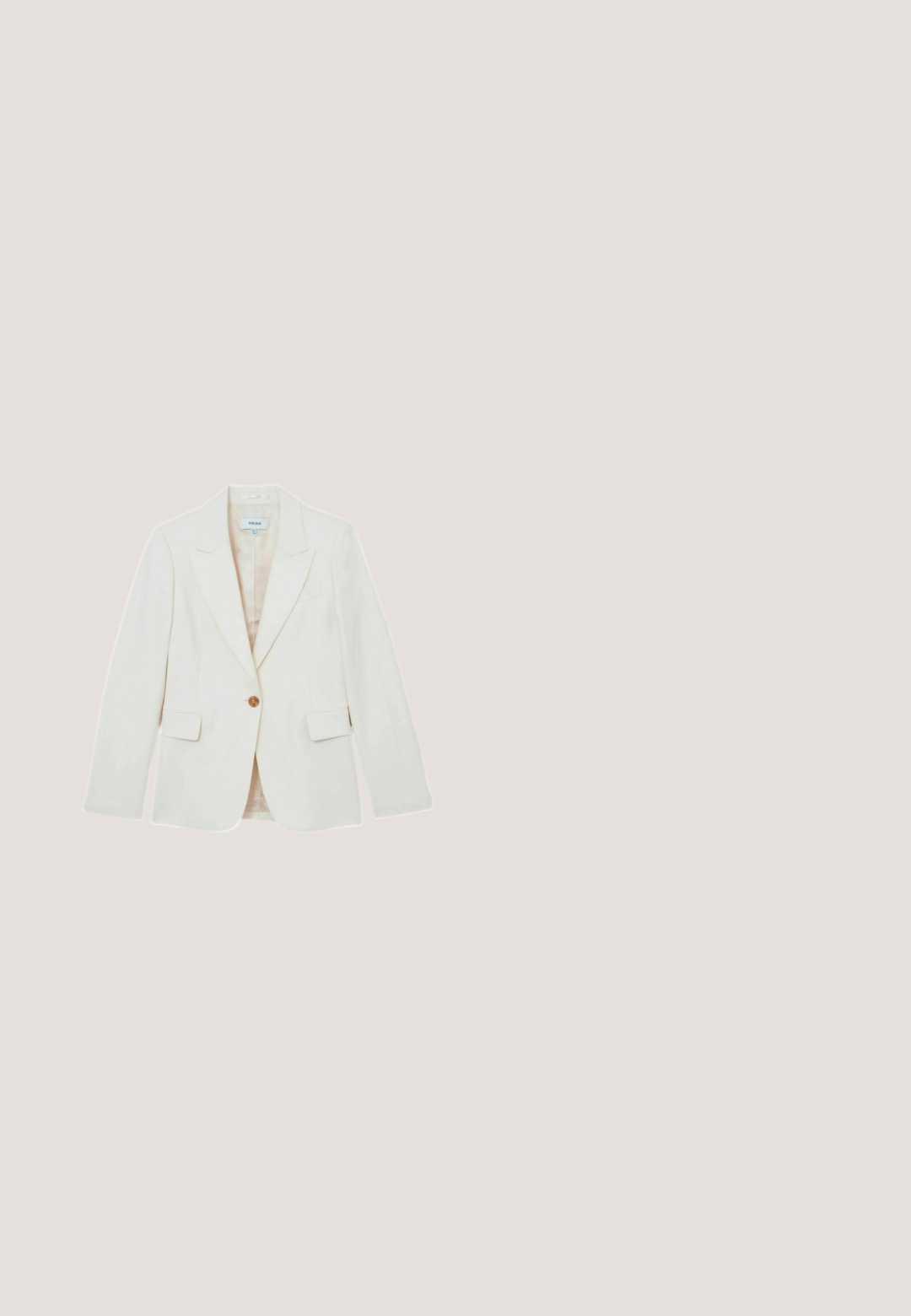 Blazer color marfil con cierre de un solo botón, solapas con muesca, dos bolsillos delanteros y una textura suave. Forro interior en un tono más claro.; Blusa de manga larga en crema claro con un cuello tipo camisa, que presenta una tapeta frontal con seis botones redondos en tono dorado y un diseño de tela drapeada.; Pantalones beige de pierna ancha con trabillas y pinzas delanteras, mostrados extendidos sobre un fondo blanco.; Mocasín negro de cuero con solapa frontal con flecos y una pequeña hebilla dorada sobre un fondo gris claro liso.; Bolso tote de cuero beige con dos asas largas y una pequeña solapa con cierre giratorio rectangular dorado.; Collar de oro con una cadena delgada, cierre de langosta, eslabones texturizados y un pequeño charm redondo al final.
