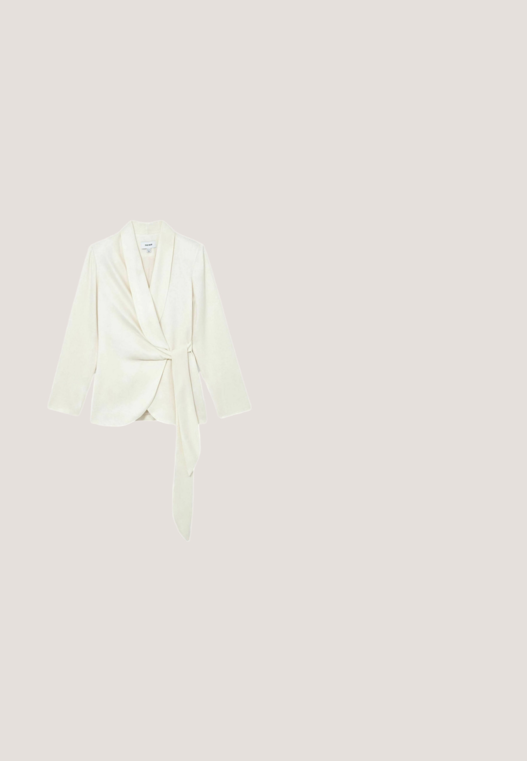 Kremfarvet langærmet wrap-blazer med bredt sjalskrave og lang bindedetalje ved taljen.; Mørkegrøn lang kjole med ét skulderbånd, stor sløjfedetalje på skulderen og en tætsiddende, rynket silhuet.; Guld metalliske højhælede sko med spidse tæer og T-stroppedesign. Den indre foring er glat og har minimale syninger.; Firkantede solbriller med gradientlinser, der går fra mørke til lysere nuancer, gyldent metalstel og tempel med brun accent, der viser mærkenavnet.; Beige tekstureret konvolut clutch taske med trekantet klap og tynd guld kæde rem på hvid baggrund.; Guld blomstret armbånd med klare ædelsten og en rektangulær lås på en lys grå baggrund.