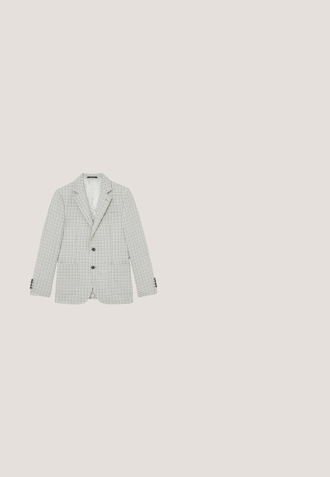Blazer à motif pied-de-poule gris et blanc avec revers crantés, deux boutons à l'avant et poignets boutonnés, présenté sur un fond blanc.; Cardigan en tricot de couleur crème avec col châle, fermeture à boutons, motif texturé et deux poches avant.; Chemise blanche à manches longues en coton, dotée d'un col à boutons, d'une poche avant et d'un ourlet arrondi avec des poignets à boutons.; Pantalons à carreaux bruns et noirs avec plis, poches latérales et une poche arrière avec bouton. Le tissu a une texture lisse.; Chaussure brogue à bout wingtip en cuir marron foncé avec perforations décoratives, fermeture à lacets et semelle en bois avec talon superposé.; Sac messager en cuir marron avec un dessus plat, double boucle et une sangle détachable, featuring une texture lisse et des accents en matériel solide.