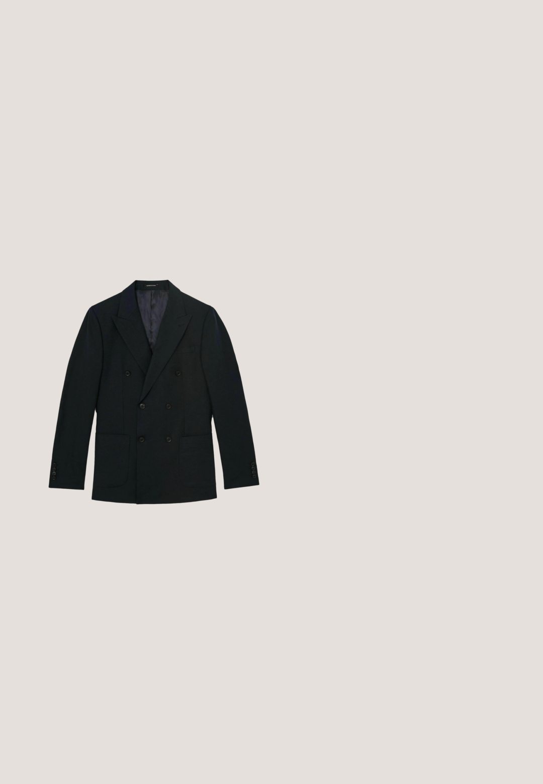 Schwarzer zweireihiger Blazer mit spitzen Revers, vier vorderen Knöpfen, zwei großen aufgesetzten Taschen und geknöpften Manschetten, flach auf weißem Hintergrund gezeigt.; Herrenhemd mit langen Ärmeln aus blauem Stoff, mit spitzem Kragen, Brusttasche und weißen Knöpfen entlang der Knopfleiste.; Herren Slim-Fit schwarze Hose mit vorderem Knopf- und Reißverschluss, Gürtelschlaufen und Seitentaschen.; Braune Leder-Puschel-Slipper mit niedrigem schwarzen Absatz und gesteppten Details, seitlich auf weißem Hintergrund gezeigt.; Braune Lederaktentasche mit Tragegriff oben, Vorderklappe, die mit einem silbernen Schloss gesichert ist, und einem verstellbaren Schulterriemen, der auf der linken Seite befestigt ist.; Brauner Ledergürtel mit glatter Textur, silberner Metallschnalle und einprongigem Verschluss. Verfügt über eine gestickte Kante und einen Druckknopfdetails.