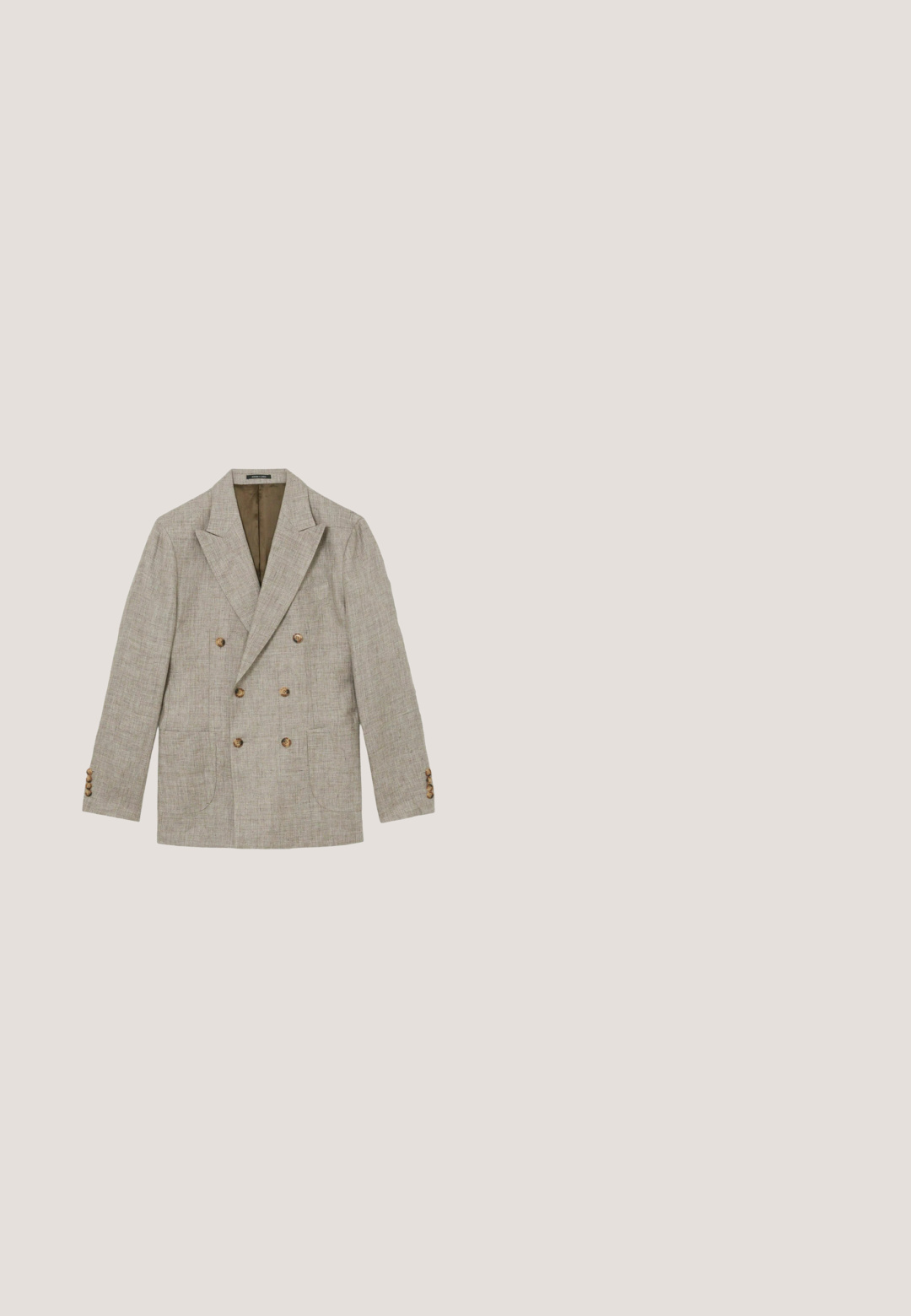 Lys grå dobbeltbrystet blazer med notch-lapper, brune knapper, to frontlommer og knapdetaljer på ærmerne mod en hvid baggrund.; Hvid kortærmet skjorte med knapper og lejrcollar, vist på en ensfarvet hvid baggrund.; Lyse beige bomuldsbukser med snøre i taljen, tætsiddende pasform, standardlommer og knaplukning foran. Glat tekstur.; Beige ruskindssko med rund tå, snørredetaljer og sømme, parret med løse grå linnedbukser på et trægulv.; Aviator solbriller med brune linser og en sølvmetalramme. Har næsepuder og tynde stænger for et let design.; Brun læderbælte med en glat tekstur, prydet med en sølv rektangulær spænde og kantdetaljer med stikninger.