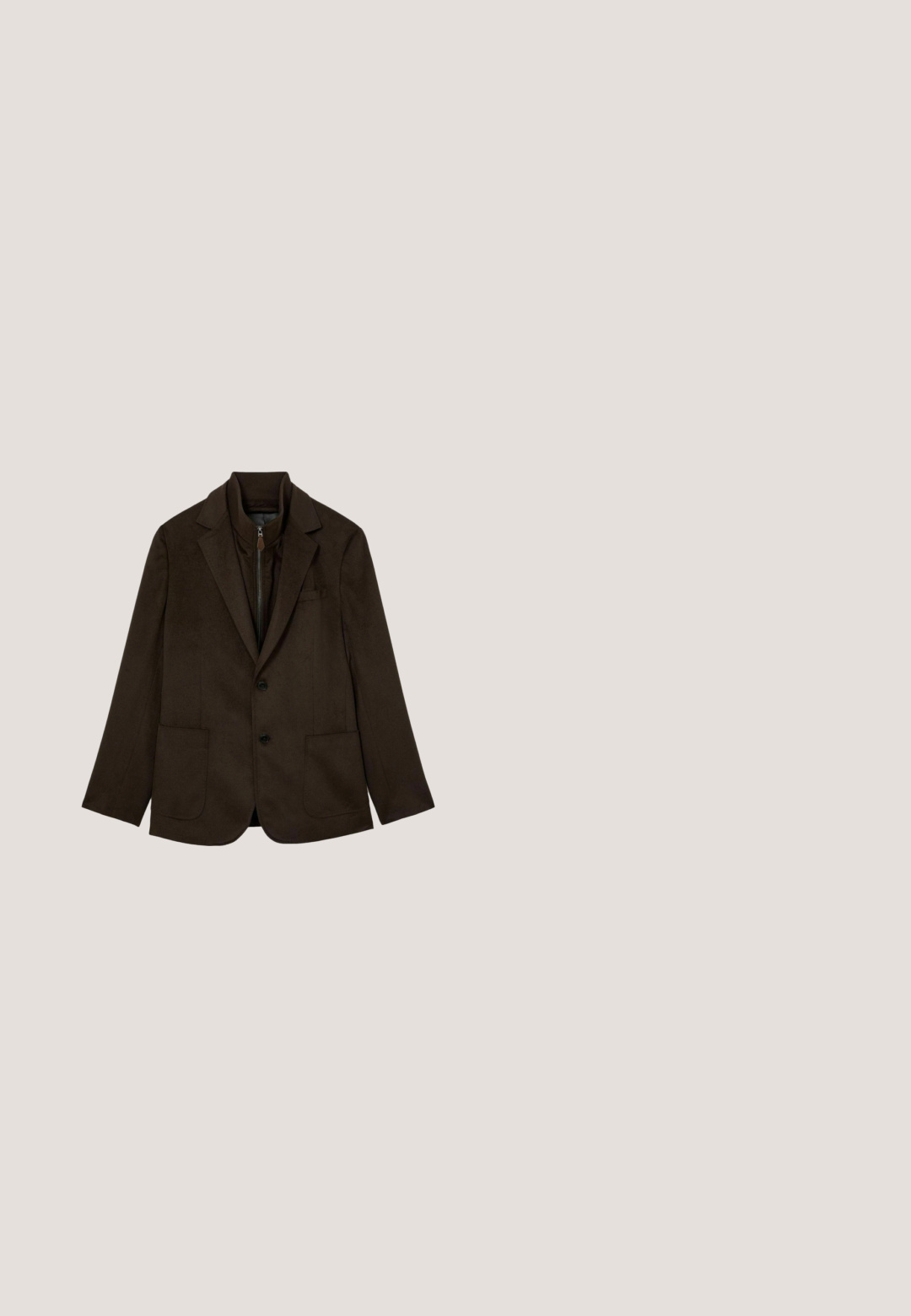 Donkerbruine herenen blazer met twee voorste knopen, opgestikte zakken en een binnenlaag met ritskraag op een witte achtergrond.; Donkerbruine trui met lange mouwen en ronde hals, met geribde boorden en zoom, eenvoudig ontwerp en merkembleem binnenin de hals.; Donkerbruine herenshirt met lange mouwen, spitse kraag en knoopsluiting aan de voorkant, plat weergegeven op een witte achtergrond.; Donkerbruine op maat gemaakte broek met knoop- en ritssluiting, riemlussen, plooien aan de voorkant en zijzakken.; Bruine leren schoen met een ronde neus, gestikte accenten en een dikke zool met een gestructureerd profiel voor grip. Vetersluiting.; Bruine leren reistas met ronde handvatten, verstelbare schouderband, minimalistisch ontwerp, gladde textuur en zichtbare stikdetails.