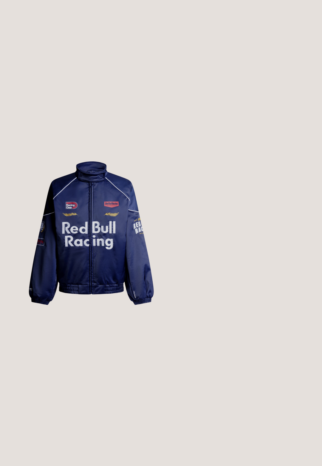 Marineblaue Red Bull Racing Jacke mit Logos auf Brust und Ärmeln, hohem Kragen, elastischen Bündchen und vorne mit Reißverschluss.; Marineblaues T-Shirt mit kurzen Ärmeln und weiß besticktem Text ""Red Bull Racing"" auf der Brust.; Hellblaue Jeans aus Denim mit geradem Schnitt, fünf Taschen-Design, kontrastierenden Nähten und einem klassischen Bund mit Knopfverschluss.; Blaue und weiße Sportschuhe aus Mesh und Wildleder, mit flachem Profil, abgerundetem Zehenbereich, Schnürverschluss und Gummisohle.; Hobo-Tasche aus Denim mit geschwungenem Design. Verfügt über einen einzelnen Griff und einen gerafften oberen Teil mit dezenten Nähten und einem dunkelblauen Akzent.; Silberne Halskette mit ineinandergreifenden ovalen Gliedern und einer polierten Oberfläche. Sie verfügt über einen verstellbaren Karabinerverschluss und eine Verlängerungskette.