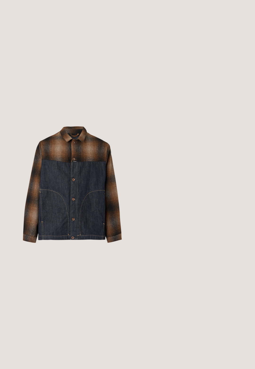 Bruin en zwart geruit overhemdjack met donkerblauw denim voorpaneel, knoopsluiting en kraag, plat gelegd op een lichte achtergrond.; Zwarte gebreide trui met een ronde hals, geribbelde manchetten en zoom. Heeft een verweerde textuur met lichtere markeringen. Zijritsen voor aanpassing.; Witte katoenen t-shirt met blauwe bedrukte tekst "TRUCK COUNTRY" en een blauw ovale "Ford" logo in het midden. Korte mouwen en ronde hals.; Donkerblauwe denim jeans met vervaagde wassing en slijtage-details, rechte pijp, voorste knoop en zichtbare zaknaden.; Zwarte hoge sneakers met rode accenten en een versleten afwerking. Heeft een gestructureerde canvas bovenkant en een rubberen zool met uitsnijdingen.; Zwarte Diesel-riem met grote witte logotekst, rechthoekige zilveren gesp en merkmetal lusdetail, opgerold op een lichte achtergrond.