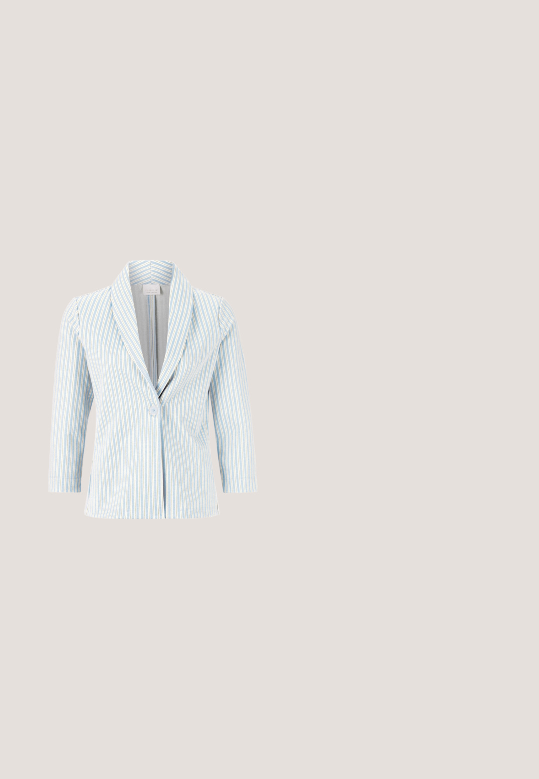 Lichtblauwe gestreepte blazer met driekwartmouwen, notch lapel, enkele knoopsluiting en subtiele textuurstof.; Lichtblauw satijnen slipjurk met dunne bandjes, een gladde textuur en een licht uitlopende zoom. Eenvoudig ontwerp zonder zichtbare patronen of accenten.; Zilveren pump met hoge hak, bedekt met gaasstof en ronde reflecterende studs, puntige neus en slanke metallic stilettohak.; Zwarte rechthoekige zonnebril met dikke montuur en donker getinte glazen, in een hoekige positie die zowel de voorkant als zijkant toont, met een klein logo op het montuur.; Tamaris Clutch - light sky; Zilveren hartvormige oorbellen met drie harten geslepen heldere stenen en kleine ronde stenen, gerangschikt in een watervalontwerp.