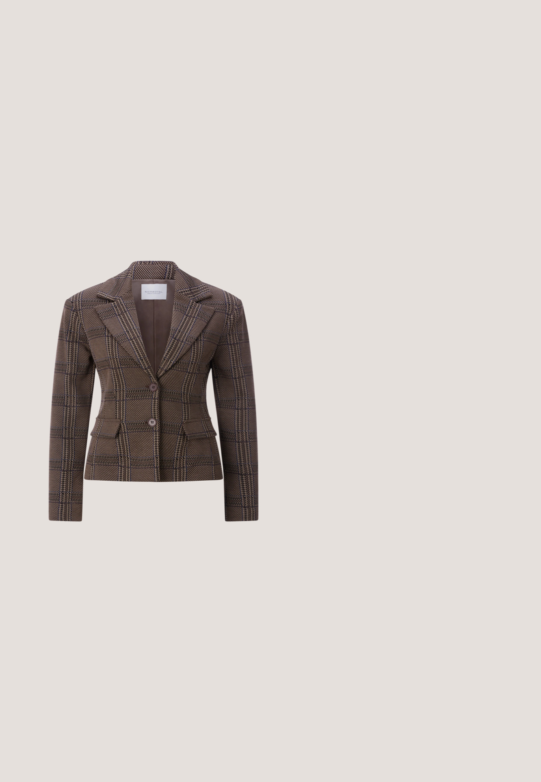 Bruine geruite getailleerde blazer met twee knopen, notch-revers en klepzakken aan de voorkant.; Camelbruine kabelgebreide mouwloze V-hals trui met Polo Ralph Lauren label en klein geborduurd logo op de voorkant.; Wit overhemd met lange mouwen en knoopsluiting, gemaakt van stof met een lichte textuur. Voorzien van een borstzak met een klein geborduurd logo en een klassieke kraag.; Plissé midi-rok in diep rood, met een gestructureerde stof en gelijkmatig verdeelde verticale plooien. De zoom valt rond de middenkuit.; Bruine leren brogueschoenen met geperforeerde details, ronde neus en een gladde afwerking, gecombineerd met crèmekleurige broek met franje aan de onderkant.; Bruin leren schoudertas met een klep, twee metalen gespen en decoratieve stitching. Voorzien van een klein voorvakje en zilverkleurige accenten.