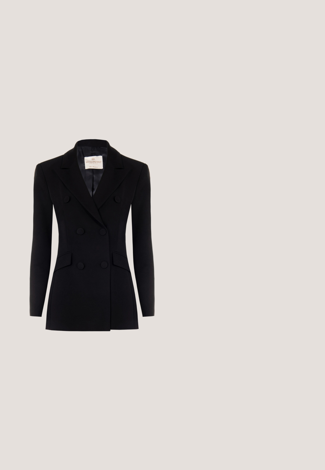 Blazer noir à double boutonnage avec des manches longues, des revers crantés, deux poches avant et des boutons recouverts de tissu. Texture lisse, coupe ajustée.; Blouse noire sans manches avec fines rayures verticales blanches, encolure ronde, détail noué à l'avant, et ourlet peplum froncé.; Pantalon en tissu noir avec une texture lisse, comportant deux poches avant et des détails cousus subtils le long des coutures.; Chaussure à talon haut noire avec un bout pointu, une bride de cheville texturée et un talon carré. Fabriquée en cuir lisse.; Sac à main noir brillant à motif crocodile avec poignée courbée dorée et bandoulière chaîne dorée amovible sur fond blanc.; Bague dorée présentant des maillons de chaîne entrelacés avec une surface texturée. Le centre est orné de plusieurs petites pierres précieuses pour une touche d'éclat supplémentaire.