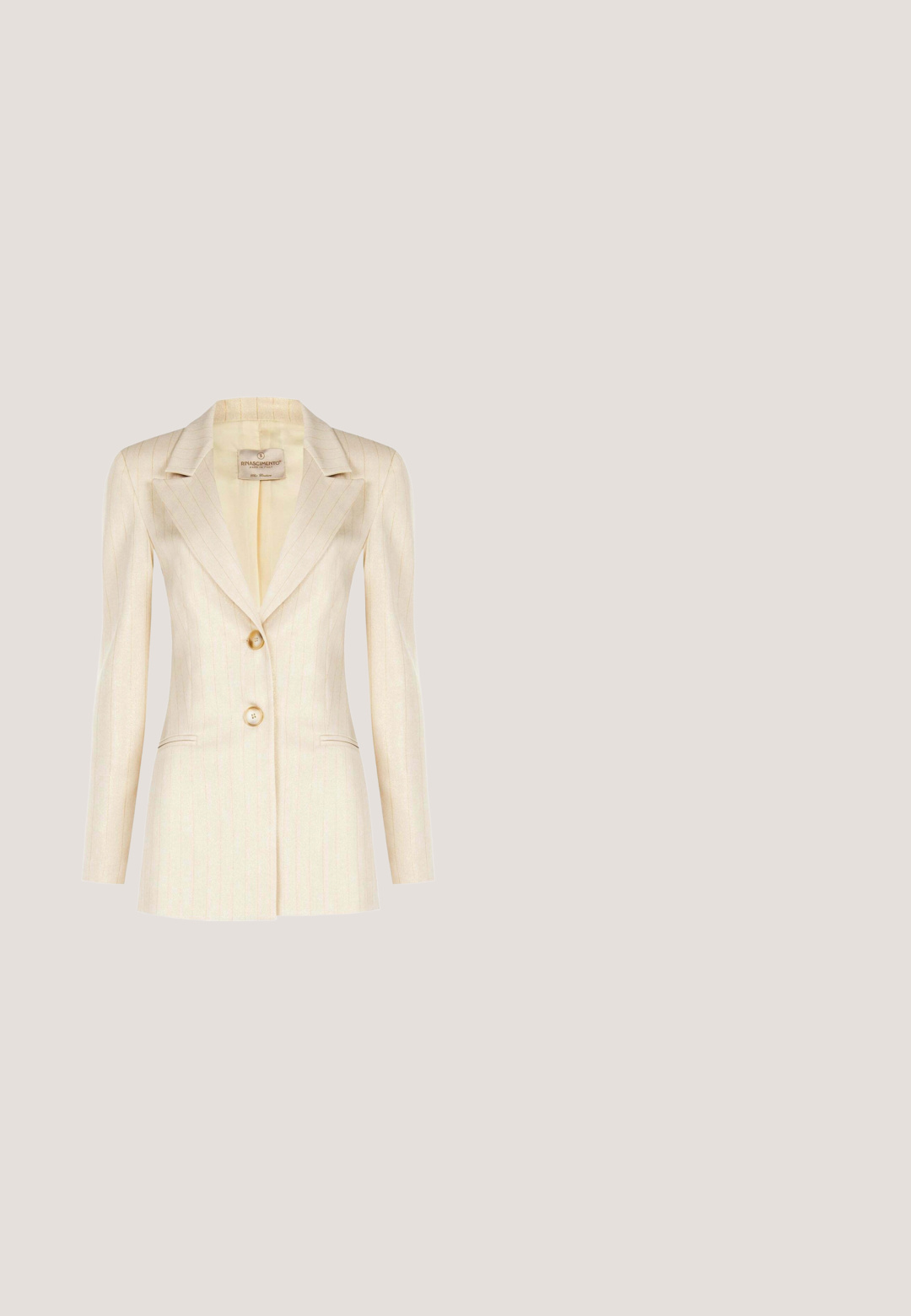 Blazer para mujer color crema con finas rayas verticales, dos botones, solapas con muesca y bolsillos frontales con abertura.; Top sin mangas de punto beige acanalado con rayas verticales, escote redondo, botones dorados en los hombros y detalle de marca cerca del cuello.; Pantalones beige de pierna recta con cintura alta y cinturón a juego de tela con hebilla rectangular.; Zapato de salón de charol color nude con punta en punta, silueta elegante y tacón de aguja, con una textura suave y brillante.; Bolso de mano de cuero beige con dos asas, correa de hombro desmontable, herrajes dorados y un llavero decorativo con un colgante en forma de candado.; Guess LOVE BITES  - Collar - mehrfarbig goldenfarbe
