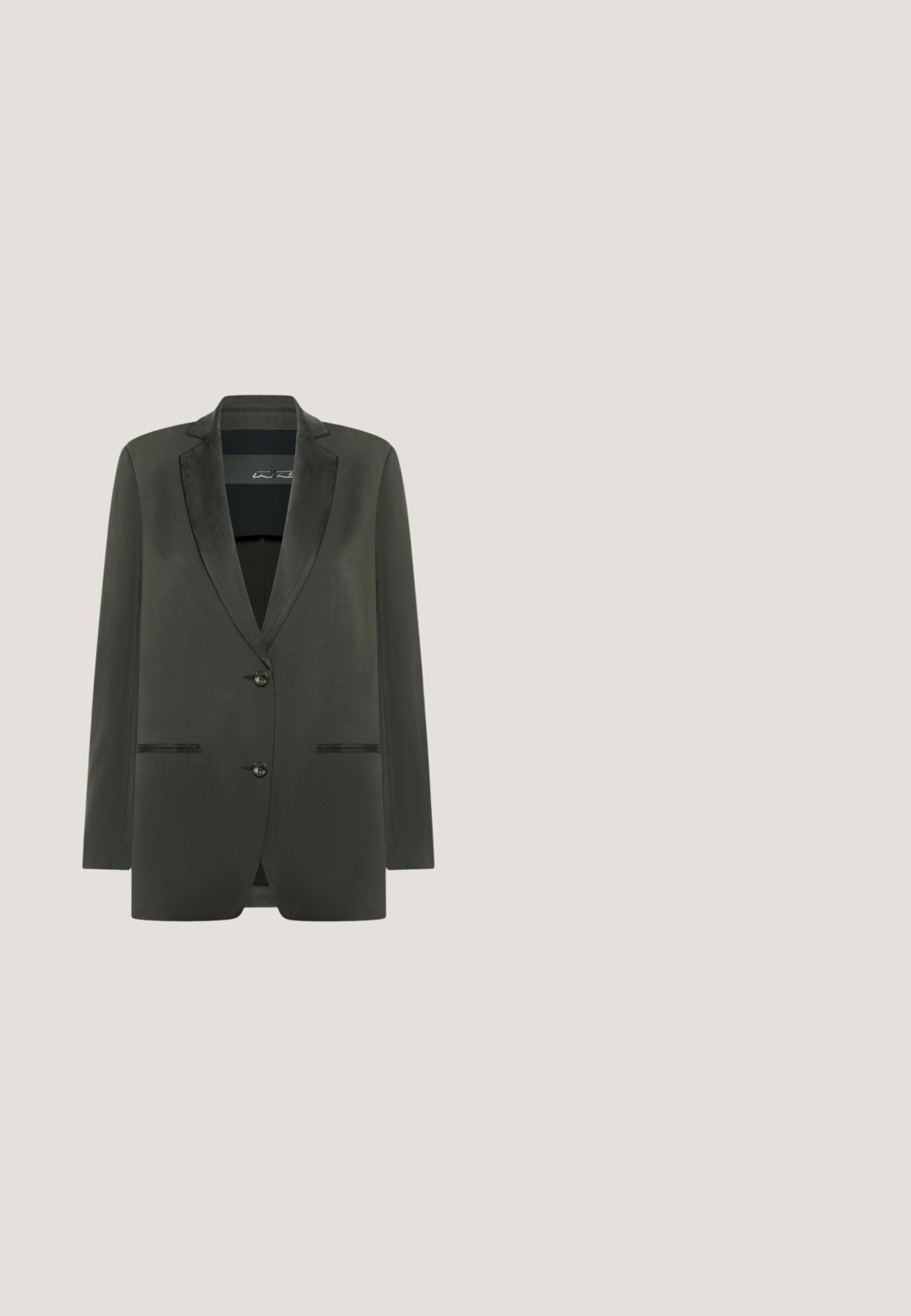 Donkergroen op maat gemaakte blazer met inkeping revers, twee knopen aan de voorkant en twee horizontale voorzakken.; Donkerpaarse, aansluitende coltrui met korte mouwen en een kleine kraag, getoond tegen een effen lichte achtergrond.; Lange bordeauxrode geplooide rok van lichtgewicht stof met een elastische tailleband en een licht gerimpelde zoom. Geweven verticale plooien door de hele rok.; Bordeauxkleurige lakleren hoge hak schoen met een puntige neus, enkelbandje en een 10 cm hoge stilleto hak. Gladde textuur en minimale details.; Leopardprint schoudertas met een wijnrode leren schouderband, met een gladde textuur, zilverkleurige hardware accenten en logo detaillering.; Gouden oorringen met parelhartbedeltjes, elk met een helder hartvormig kristal in het midden, op een effen witte achtergrond.