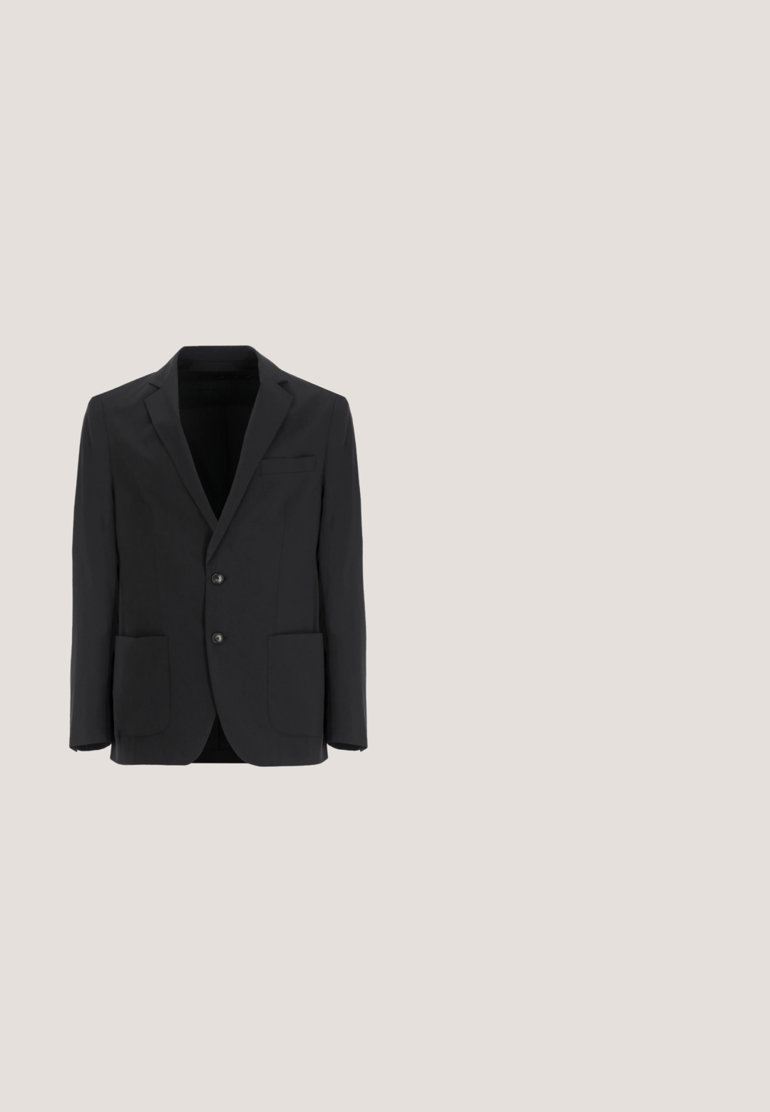 Sort herreblazer med to knapper, notch revers og tre lommer, herunder en brystlomme og to nederste påsyede lommer.; Sort langærmet skjorte lavet af glat stof, med klassisk krave, fuld knaplukning og manchetter med en enkelt knap.; Sorte skræddersyede bukser lavet af et glat stof, med flad forkant, enkelt knaplukning og lige ben uden synlige mønstre.; Sorte lædersko med rund tå, snøredetaljer og en tekstureret sål med godt greb. Den glatte finish forbedrer det samlede design.; Sort slips med ternet mønster af hvide firkanter og små gule prikker ved krydsningerne, smal foroven og bred forneden.; Sort læderbælte med tekstureret finish, med en sølvfarvet metalspænde og flere huller til justerbar pasform.