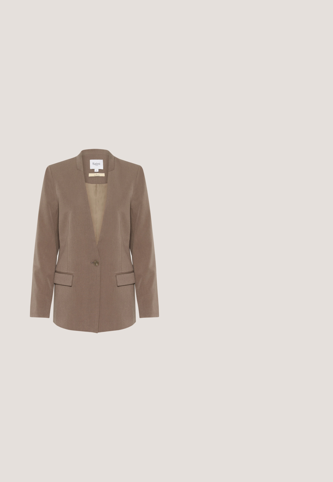 Braun maßgeschneiderter Blazer mit Reverskragen, einfacher Knopfverschluss, zwei vorderen Taschen und glattem Innenfutter. Geeignet für formelle Anlässe.; Dunkelbrauner Damenstrickpullover mit Dreiviertelärmeln und weitem Rundhalsausschnitt, schlichtes Design.; Beige maßgeschneiderte Hose mit hoher Taille, gefaltetem Vorderteil und schmal zulaufendem Bein. Der Stoff wirkt glatt mit einem dezenten Glanz. Keine sichtbaren Taschen.; Dunkelbraune Wildledersneaker mit cremefarbenen Schnürsenkeln, im Niedrig-Top-Design, runder Zehenpartie und kontrastierender Naht an den Seiten und der Ferse.; Hellbraune Ledertragetasche mit zwei langen Riemen, rechteckiger Form, strukturierter Oberfläche und ohne sichtbare Metallteile oder Verzierungen.; Halskette aus goldfarbenem Metall mit ovalen Gliedern; sie verfügt über einen Karabinerverschluss und eine verstellbare Kette mit einem kleinen Plattenakzent.
