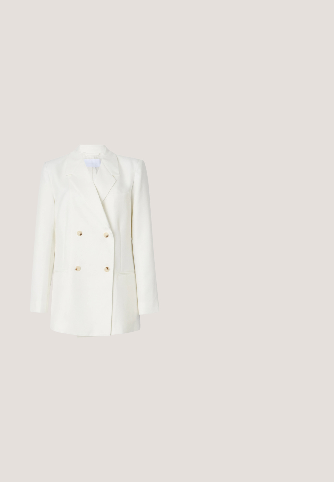 Blazer blanc à double boutonnage avec revers en pointe, comportant quatre boutons beiges, deux poches avant et une coupe ajustée soignée.; Blouse pliée couleur crème avec un col Peter Pan et une étiquette visible indiquant "Paul & Joe" au niveau du col.; Pantalon blanc taille haute, jambes droites, avec détails de couture sur le devant et fermeture dissimulée sur un fond gris clair uni.; Chaussure à talon haut en cuir verni beige avec un nez pointu, dotée d'une petite sangle décorative et d'un talon élancé et stable. Texture lisse.; Sac blanc rectangulaire matelassé avec une bandoulière en chaîne dorée et un petit logo doré dans le coin inférieur droit.; Boucles d'oreilles goutte en or avec fermoirs à levier, comportant des barres verticales ornées de petites pierres transparentes et rectangulaires.